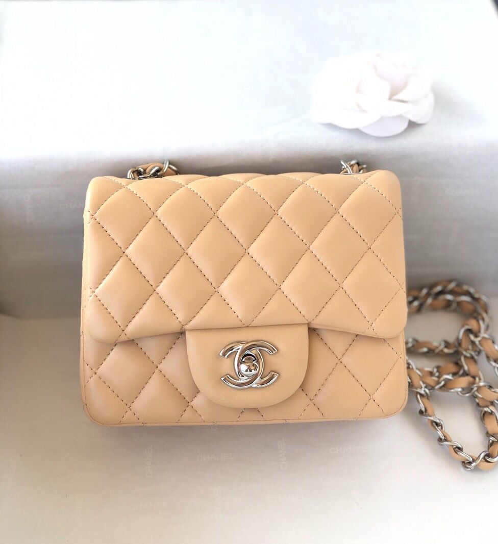 Fang Fatzi Mini 17cm CF has a very feminine elegance and inherits classics. It is listed as the historical sales champion and is an indispensable piece in every pink fan’s wardrobe. 17cm650 Sheepskin