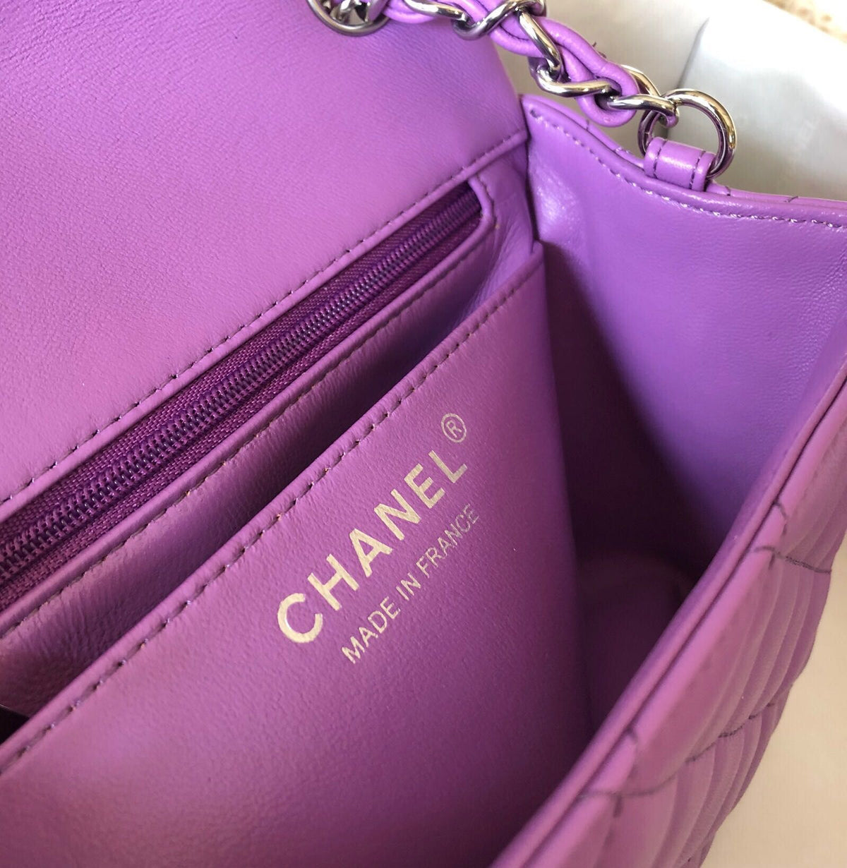 Fang Fatzi Mini 17cm CF has a very feminine elegance and inherits classics. It is listed as the historical sales champion and is an indispensable piece in every pink fan’s wardrobe. 17cm650 Sheepskin