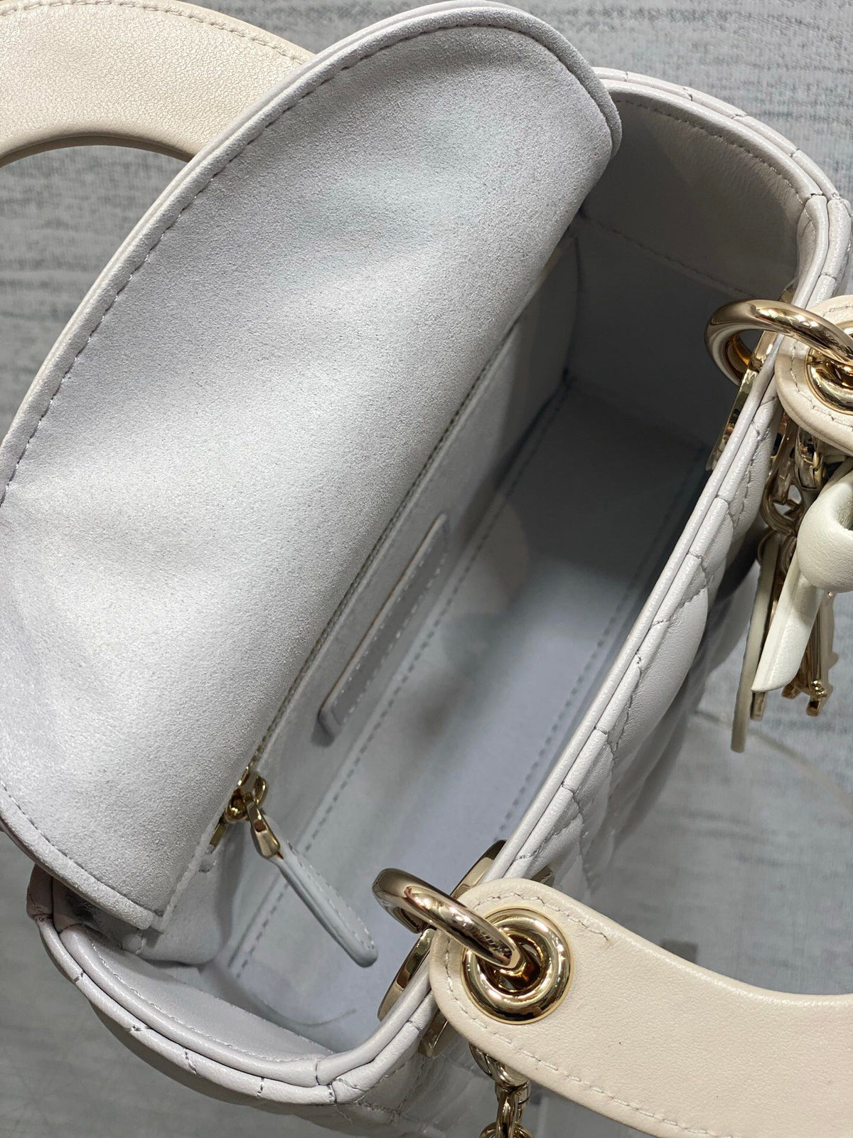 Classic Lady's latest bow-tie Princess Diana bag. A must-have three-compartment bag for everyone. Charming, elegant and full of aura. It is also full of femininity when carried cross-body. Classic fashion style. This beautiful bag is available on Instagra