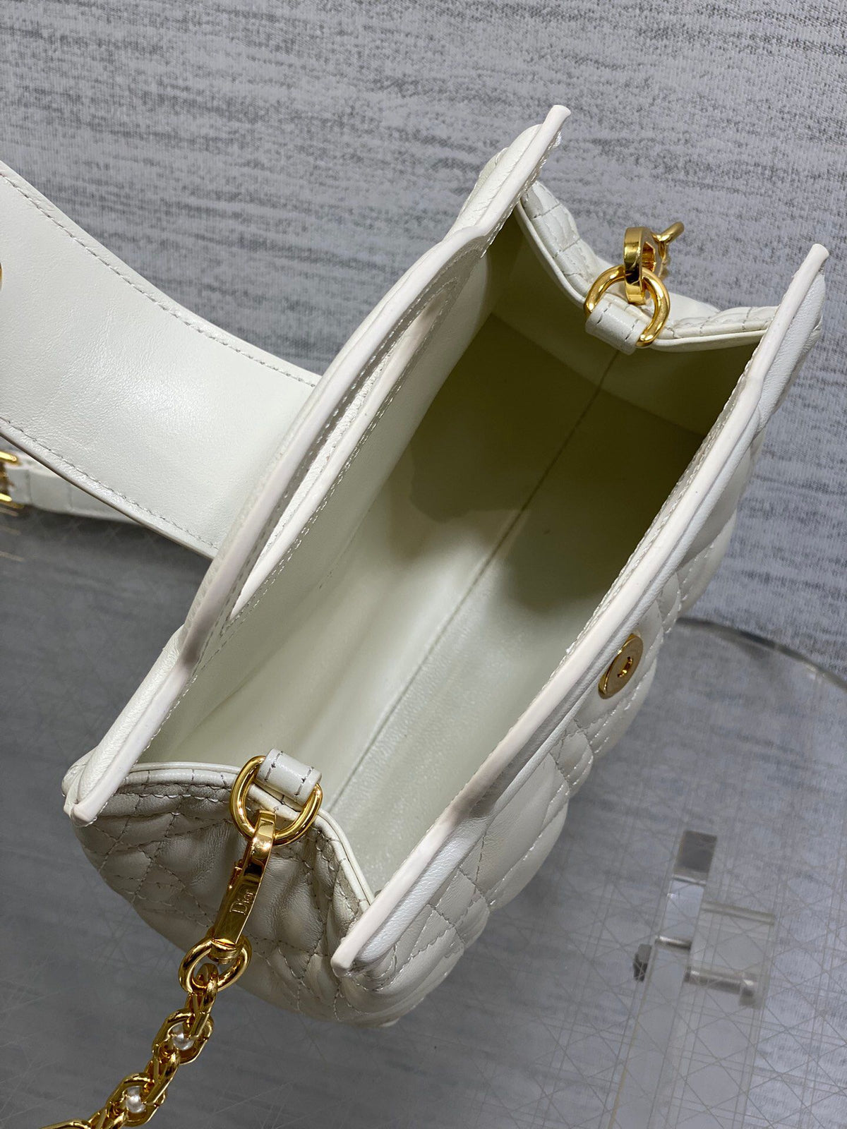 Jolie Top Handle Mini I have no resistance to this kind of exquisite small bag. Carrying a large bag is too tiring. I really like this compact model. It is small, but it can be stuffed with tissues when going out. The best thing is that it can be carried