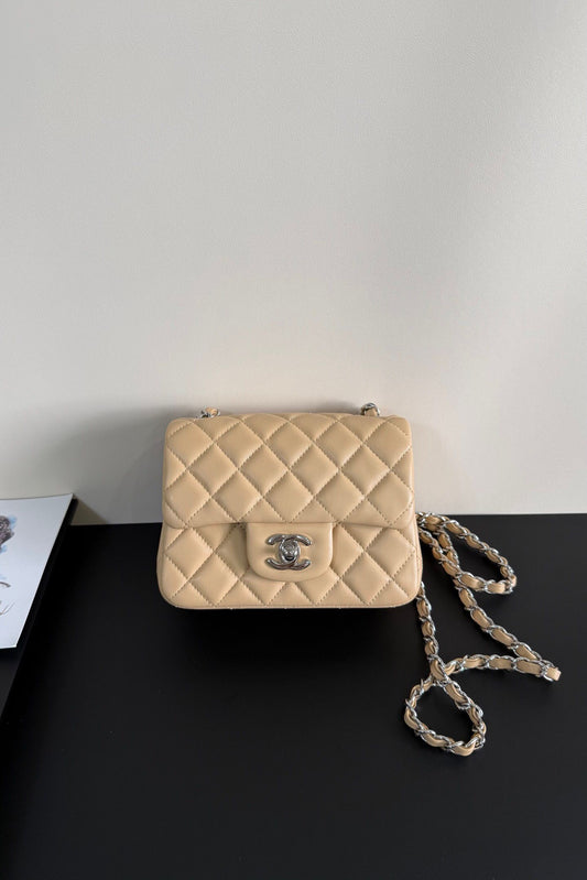 Apricot Silver Buckle Classic Flap Ten Thousand Years Classic Cf Square Fatty Return is exquisite and durable. A timeless style that can be matched with anything.