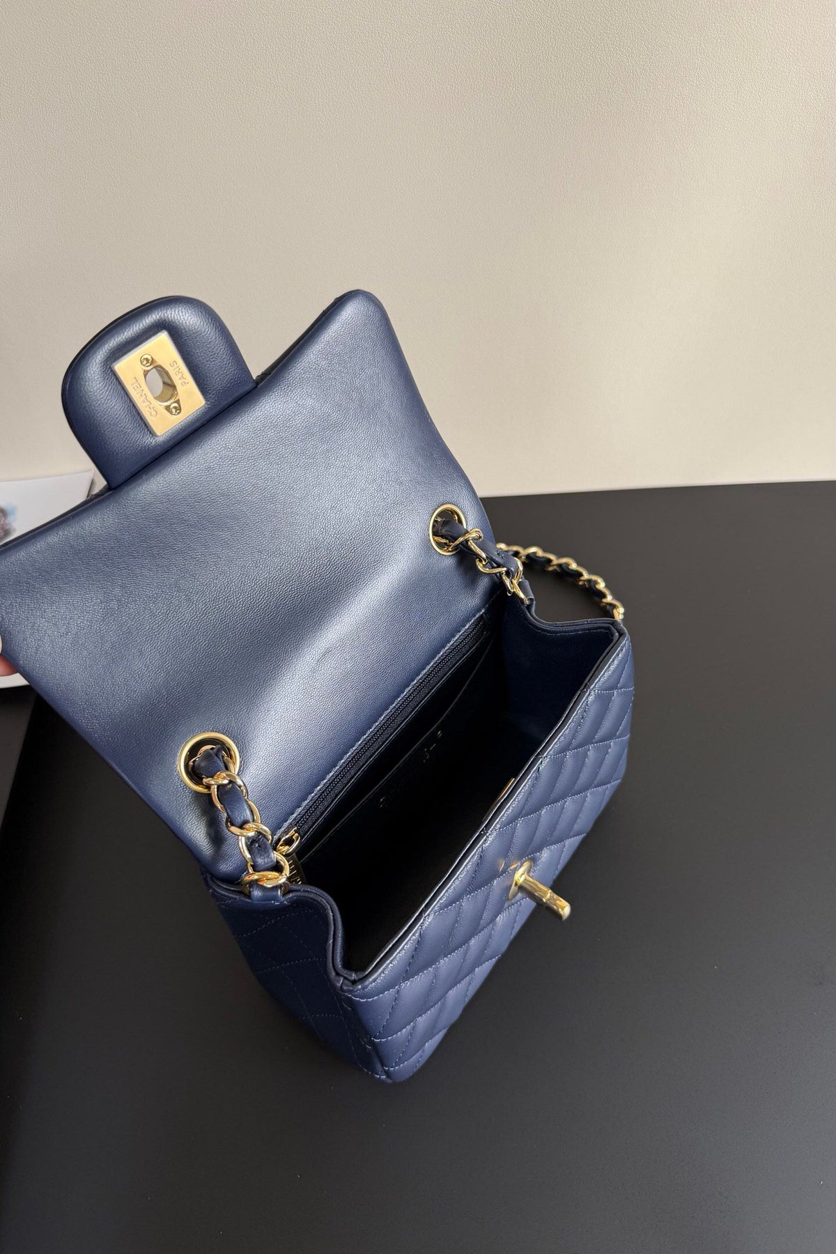 Dark blue Classic Flap classic Cf square fat boy is back in stock. It is exquisite and durable. It is a timeless style that can be matched with anything.