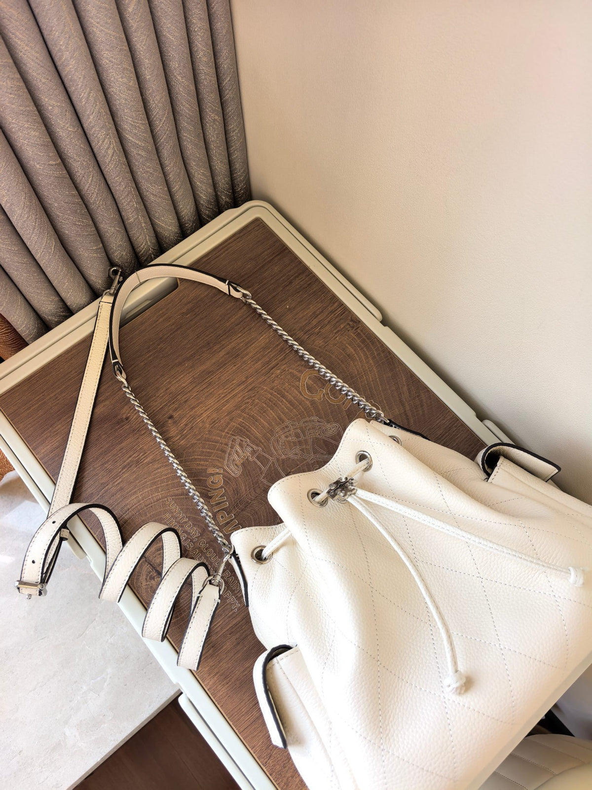 Small] TB Tang Li Bai Qi Charlie Cream White Large/Small Light Cream Oil Color Like a Small Cake This color is quite summer [Sun R] Available in both sizes, just arrived and has a schedule. Q me, thank you. Size 23.5x23x10.2