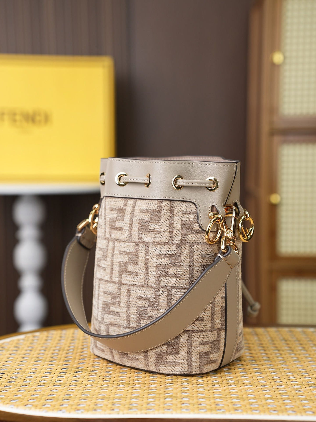 Model 96827 khaki size 181210 cm FENDI same model MON TR É SOR bucket bag decorated with pigeon gray iconic FF logo, both shoulder and handheld are super practical