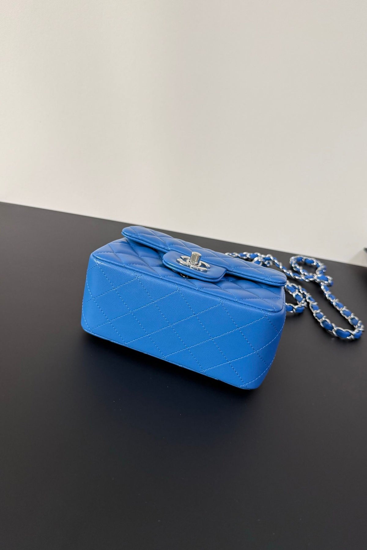 Electric Blue Classic Flap Classic Cf Square Fatty is back in stock. It is exquisite and durable. It is a timeless style that can be matched with anything.