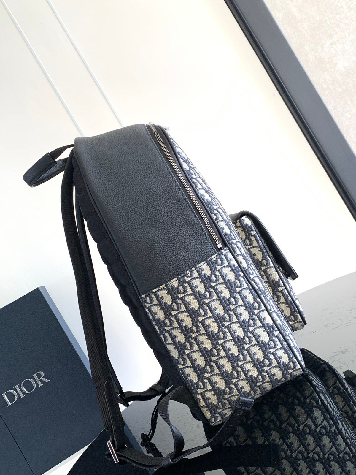 This saddle zippered shoulder bag is new for the 2024 winter series. It adopts a fashionable original design to highlight the saddle style. It is carefully made of beige and black Oblique printed fabrics and decorated with black grained calfskin leather