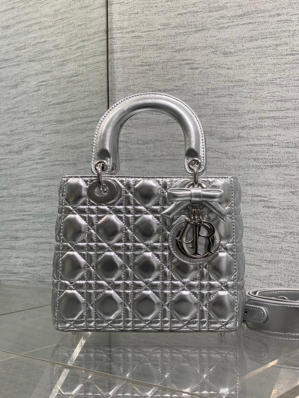 In stock, Lady's latest four-lattice bow Diana bag is carefully made of lambskin. It is a must-have Princess Diana bag for everyone. It is charming, elegant and full of aura. It is also full of femininity when carried cross-body. It has a classic fashion