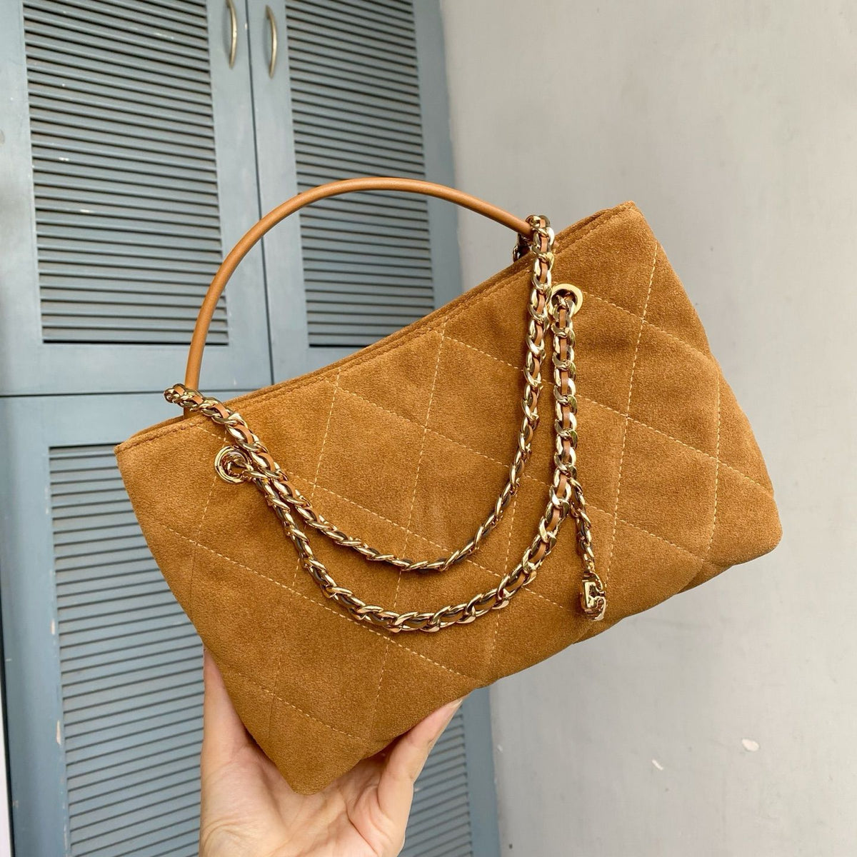 The TB new Fleming series is refreshed with a lightweight and slender quilted diamond grid pattern. This small handbag is crafted from soft leather and features a magnetic snap button with two pockets for easy storage. It can easily accommodate a tablet