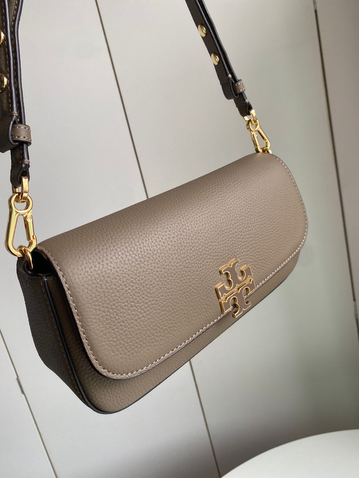 TB Tang Li Bai Qi women's casual versatile shoulder bag, crossbody bag, armpit bag, lychee patterned cowhide