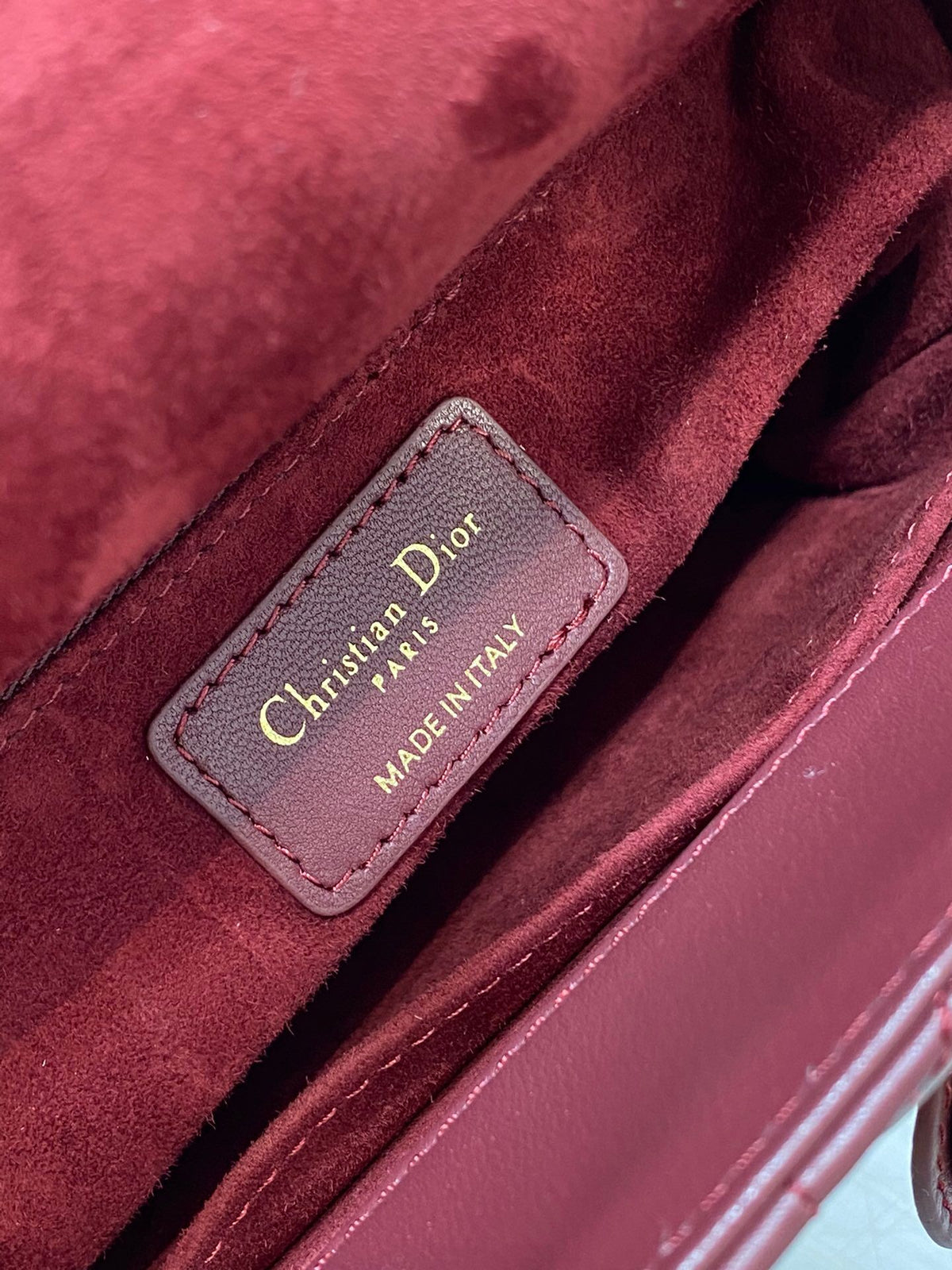 Lady's four-frame burgundy sheepskin gold buckle series, the latest colors for spring and summer, fresh style, and the latest letter shoulder straps are extra points. 6 letters are delivered. Babies can choose the buttons they like as they like. No need