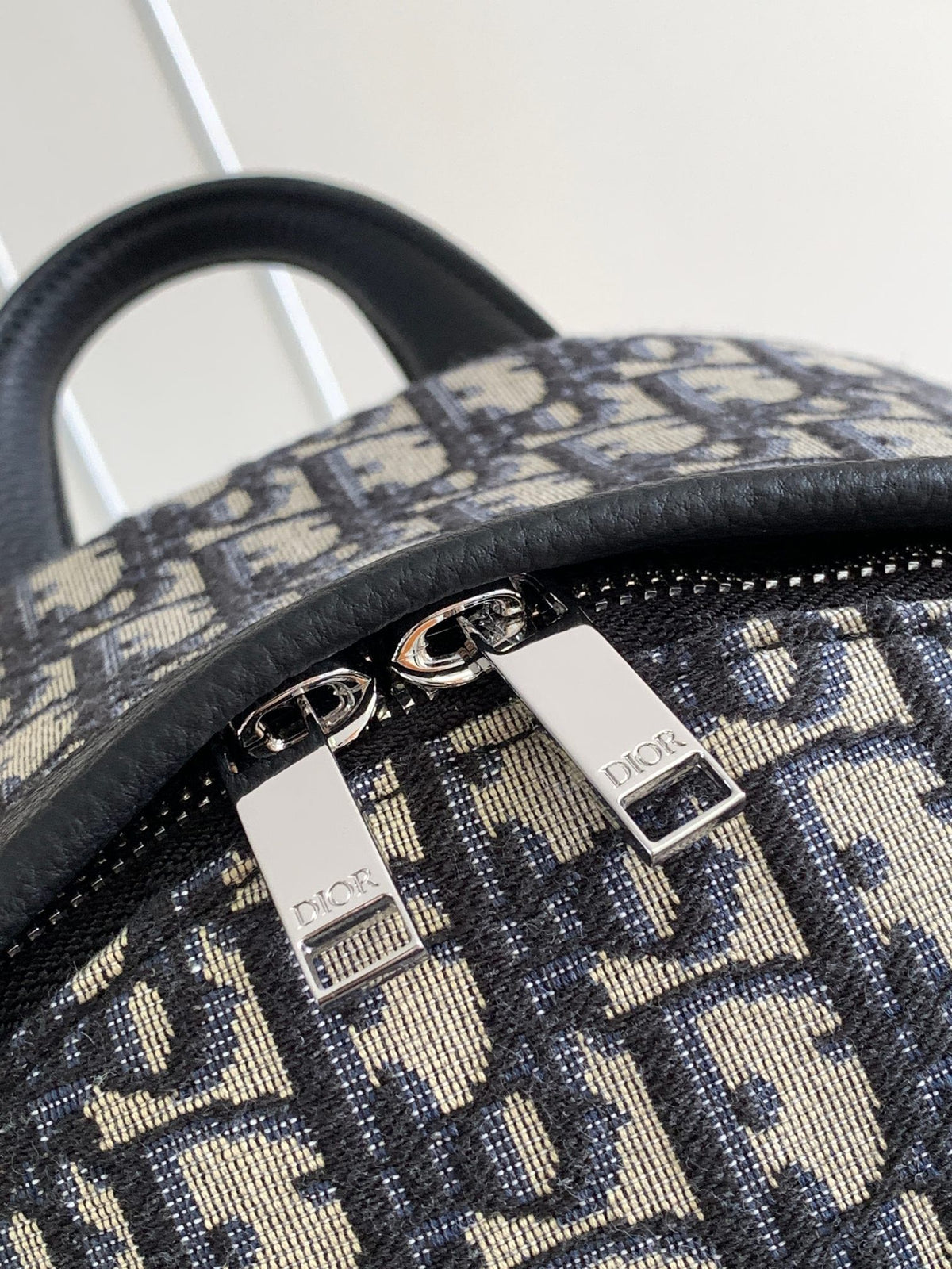 Large white steel label Top original order This Rider backpack has a simple silhouette. The classic college style is full of vitality. Fashionable and modern. Carefully crafted from beige and black jacquard fabrics. Decorated with Oblique print. Continuin