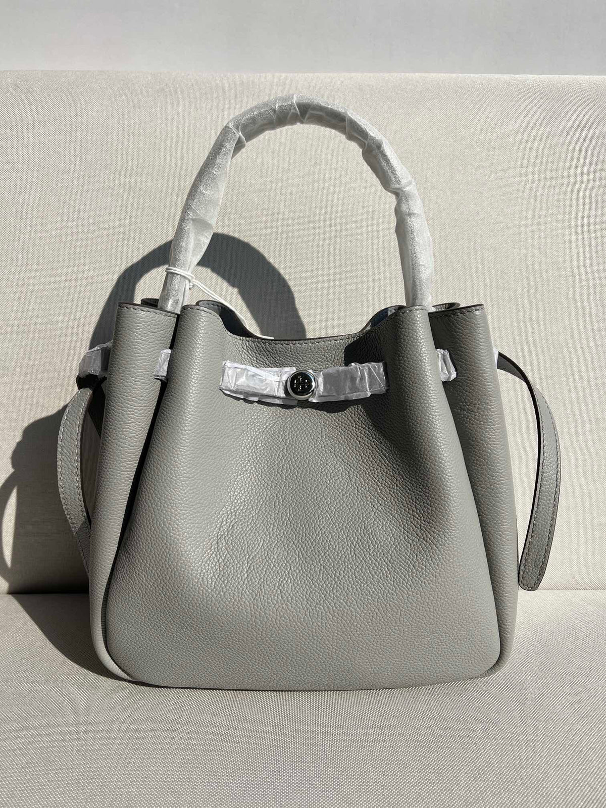 TB new ROMY bucket bag vegetable basket bag latest series carefully selected soft grain leather profile, clever top closure, rich texture. This bucket bag is suitable for daily travel, lightweight and flexible. The bag has spacious and thoughtful interior