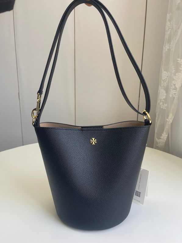 The capacity of the new TORY BURCH MCGRAW bucket bag in the small size is also very suitable for easy carrying. Small items can be buttoned up and have a different design. The drop pattern cowhide small size is suitable for small girls or girls who want