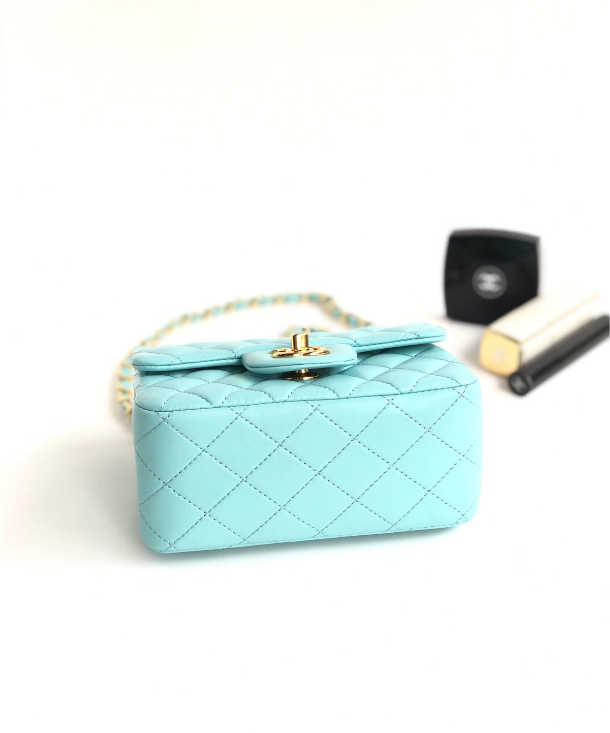 Fang Fatzi Mini 17cm CF has a very feminine elegance and inherits classics. It is listed as the historical sales champion and is an indispensable piece in every pink fan’s wardrobe. 17cm650 Sheepskin