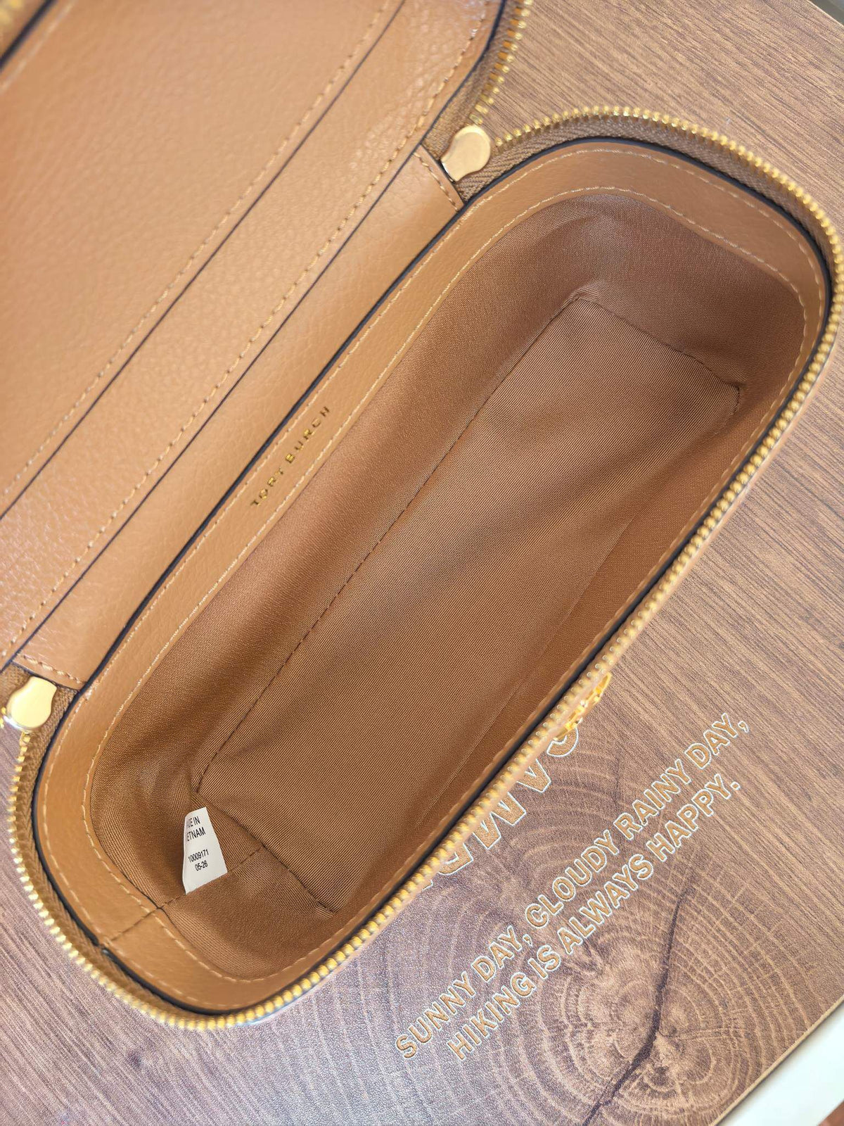 Apricot TORY BURCH KIRA DIAMOND QUILT CHARM EAST-WEST VANITY CASE diamond box bag is made of quilted cowhide with iconic double T metal logo, simple yet recognizable. The chain shoulder strap can be carried diagonally or carried on one shoulder, flexible
