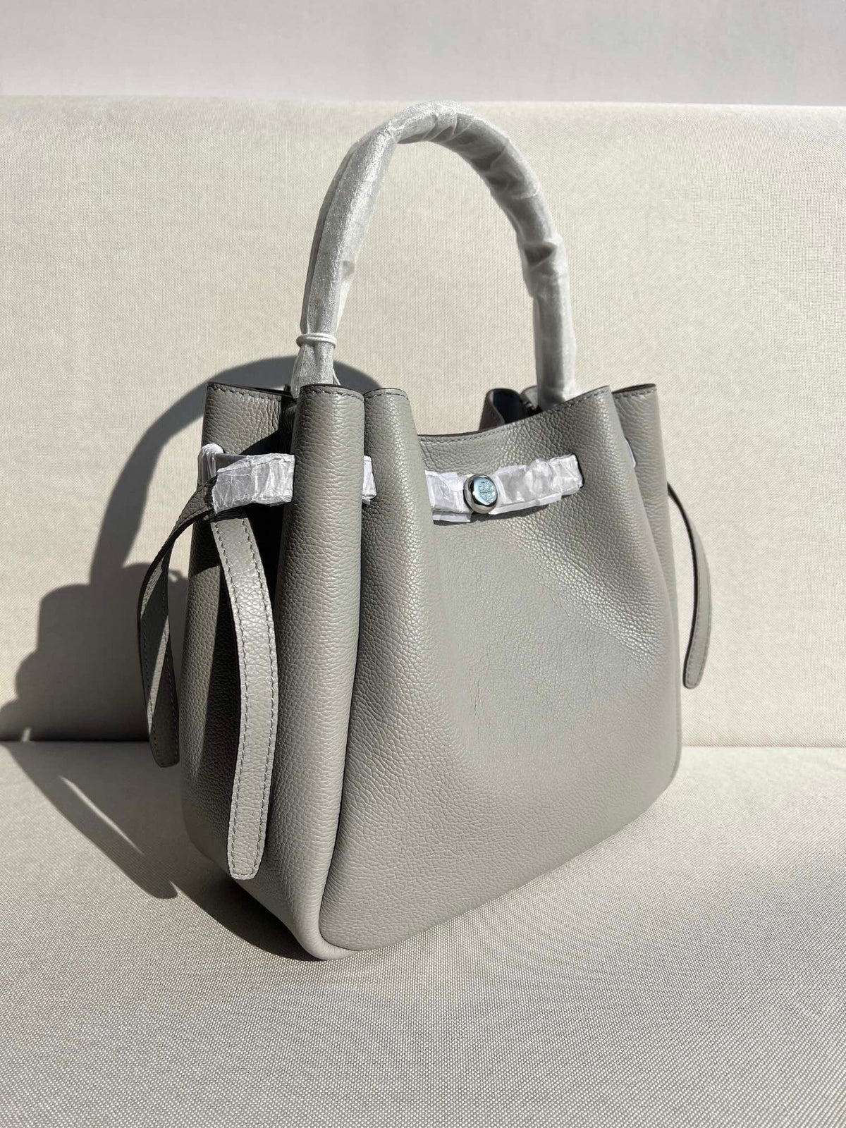 TB new ROMY bucket bag vegetable basket bag latest series carefully selected soft grain leather profile, clever top closure, rich texture. This bucket bag is suitable for daily travel, lightweight and flexible. The bag has spacious and thoughtful interior