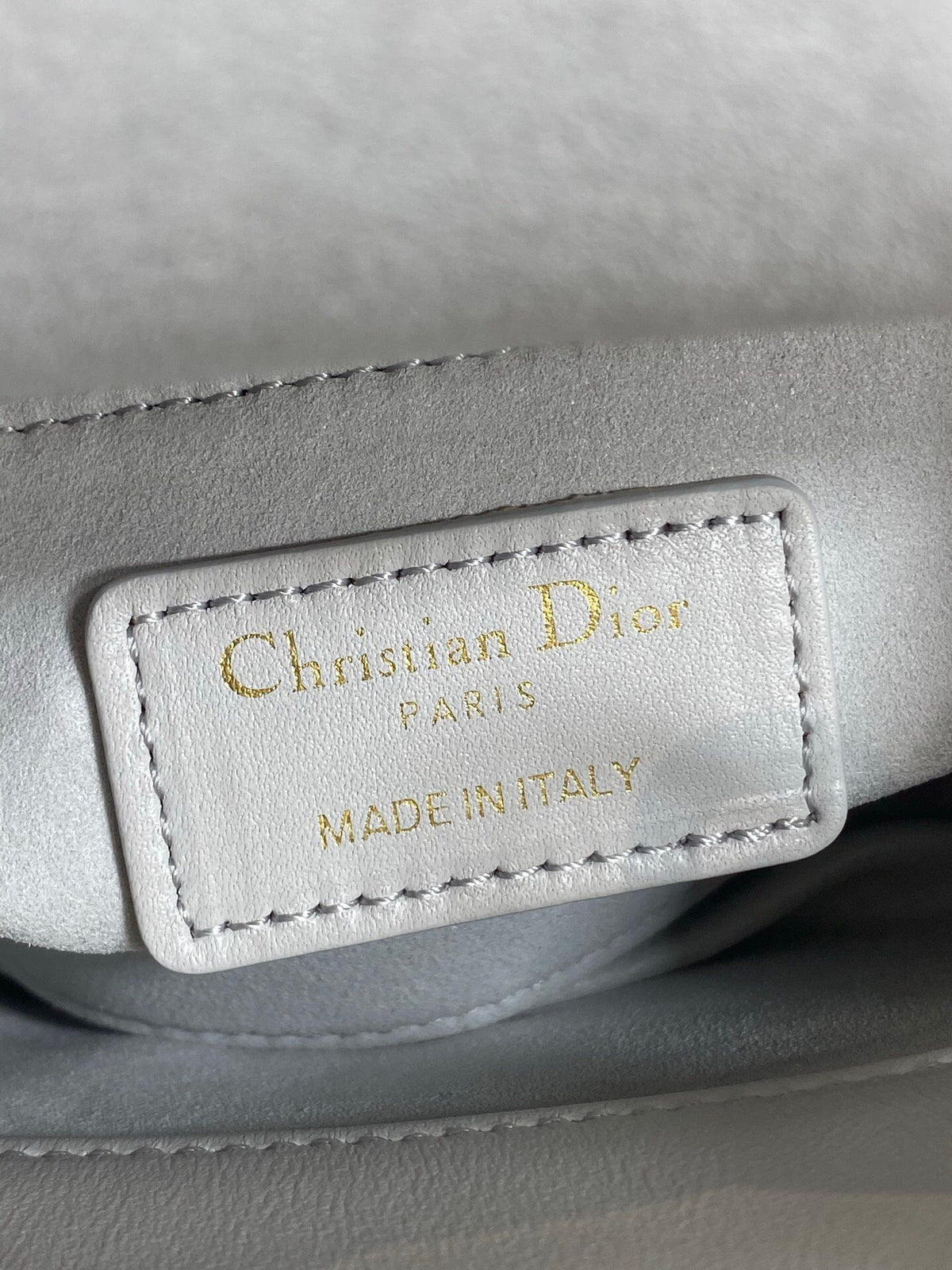 Classic Lady's latest bow-tie Princess Diana bag. A must-have three-compartment bag for everyone. Charming, elegant and full of aura. It is also full of femininity when carried cross-body. Classic fashion style. This beautiful bag is available on Instagra
