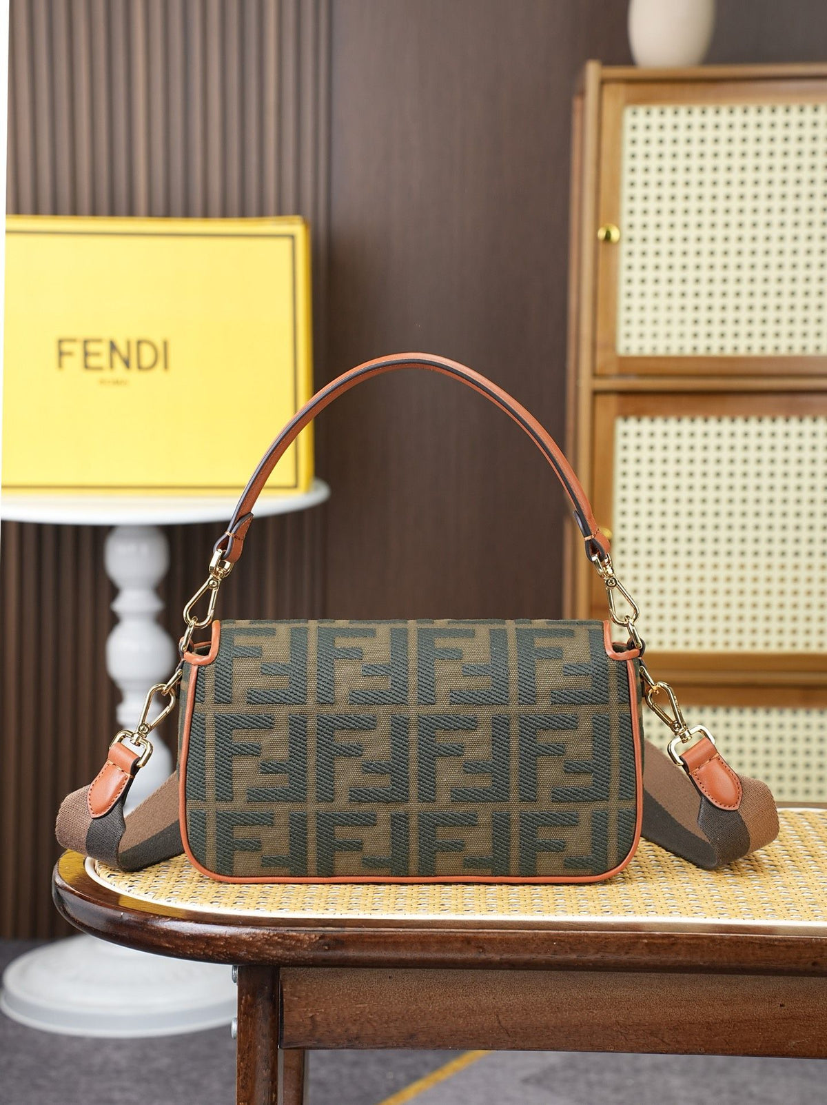 Model 18004, size 266.5 x 13.5 cm, top-grade original FENDI, popular classic Baguette. The raw material is made of high-quality canvas craftsmanship. The entire bag features double FF three-dimensional embroidery, with an unparalleled texture. It comes