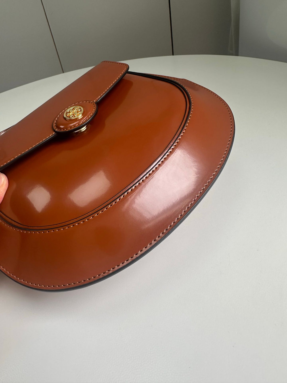 Spring/Summer 163367 Tang Li Bai Qi ROBINSON Small Flip Shoulder Backpack Handbag with Classic and Versatile silhouette, Suitable for daily use, Showcasing Fashion Taste, Adorned with Smooth and Round Edges, Height 18/Length 24/Depth 5cm
