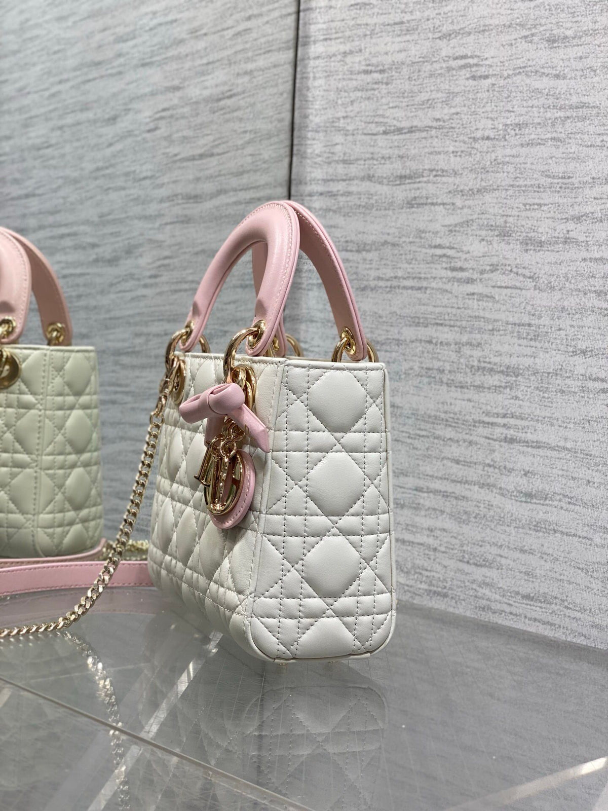 Classic Lady's latest bow-tie Princess Diana bag. A must-have three-compartment bag for everyone. Charming, elegant and full of aura. It is also full of femininity when carried cross-body. Classic fashion style. This beautiful bag is available on Instagra
