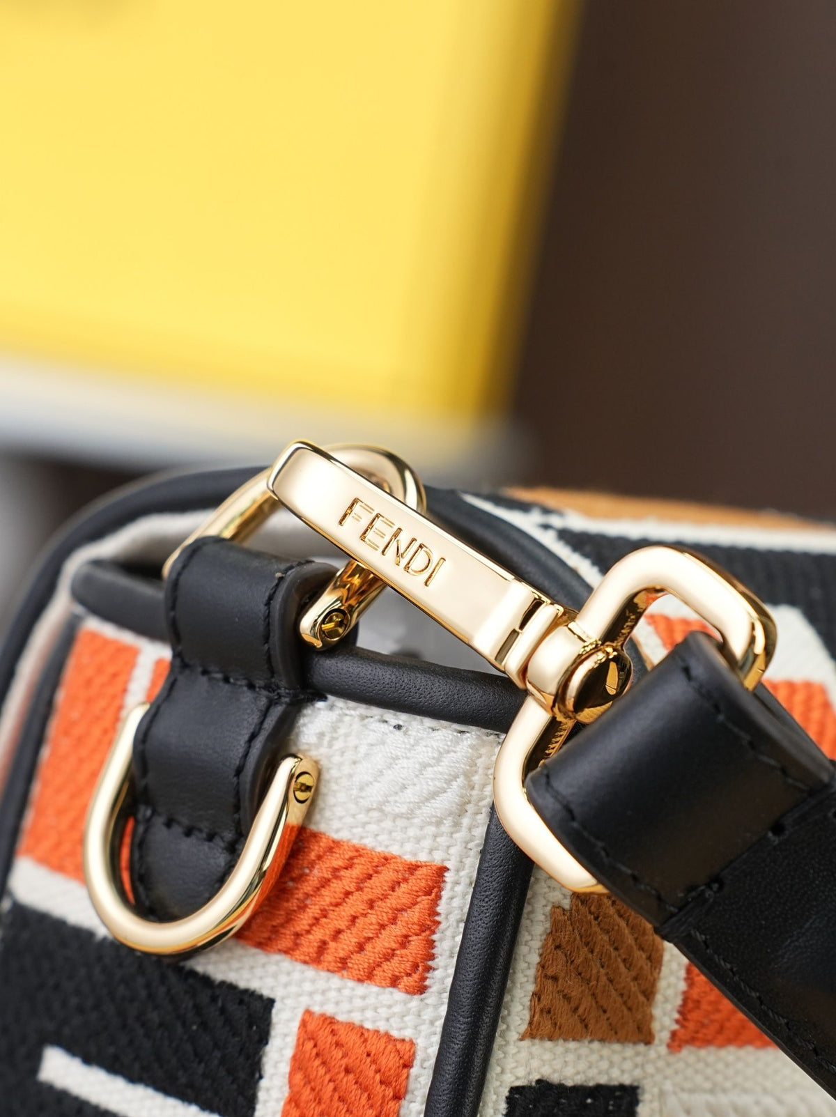 Model 18004, size 266.5 x 13.5 cm, top-grade original FENDI, popular classic Baguette. The raw material is made of high-quality canvas craftsmanship. The entire bag features double FF three-dimensional embroidery, with an unparalleled texture. It comes