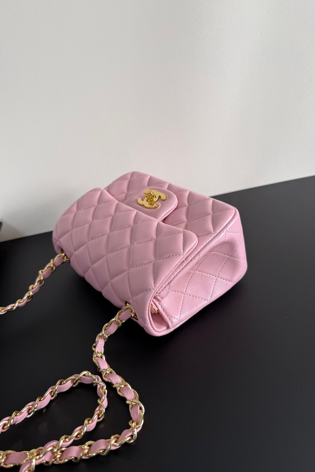 Pink gold buckle Classic Flap classic Cf square fat return is exquisite and durable. It is a timeless style that can be matched with anything.