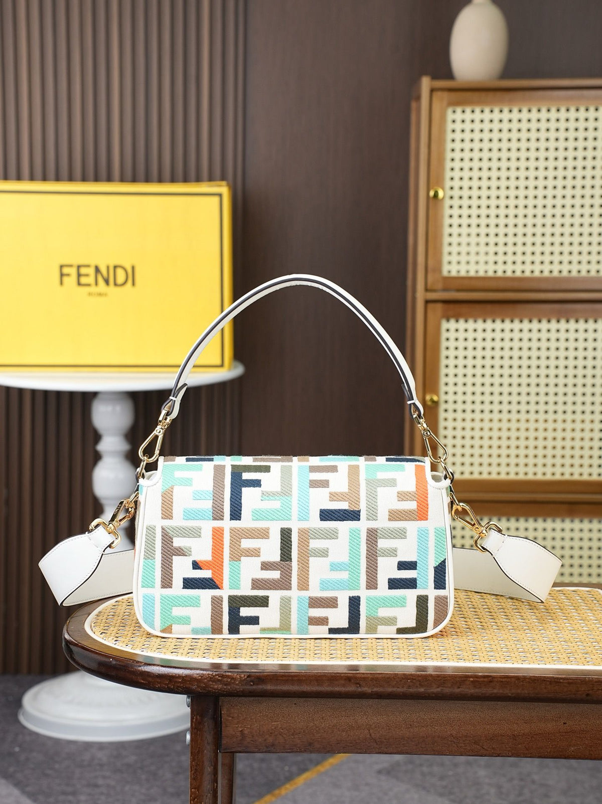 Model 18004, size 266.5 x 13.5 cm, top-grade original FENDI, popular classic Baguette. The raw material is made of high-quality canvas craftsmanship. The entire bag features double FF three-dimensional embroidery, with an unparalleled texture. It comes