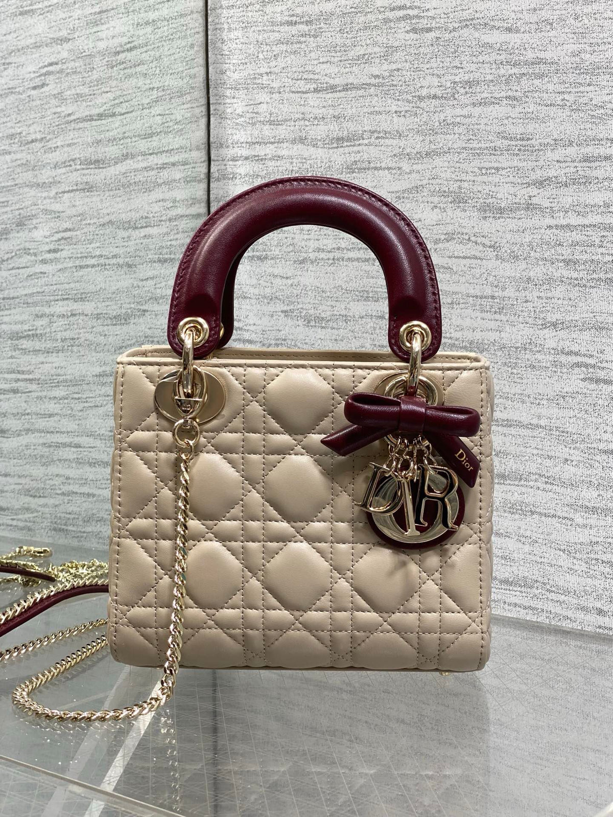Classic Lady's latest bow-tie Princess Diana bag. A must-have three-compartment bag for everyone. Charming, elegant and full of aura. It is also full of femininity when carried cross-body. Classic fashion style. This beautiful bag is available on Instagra