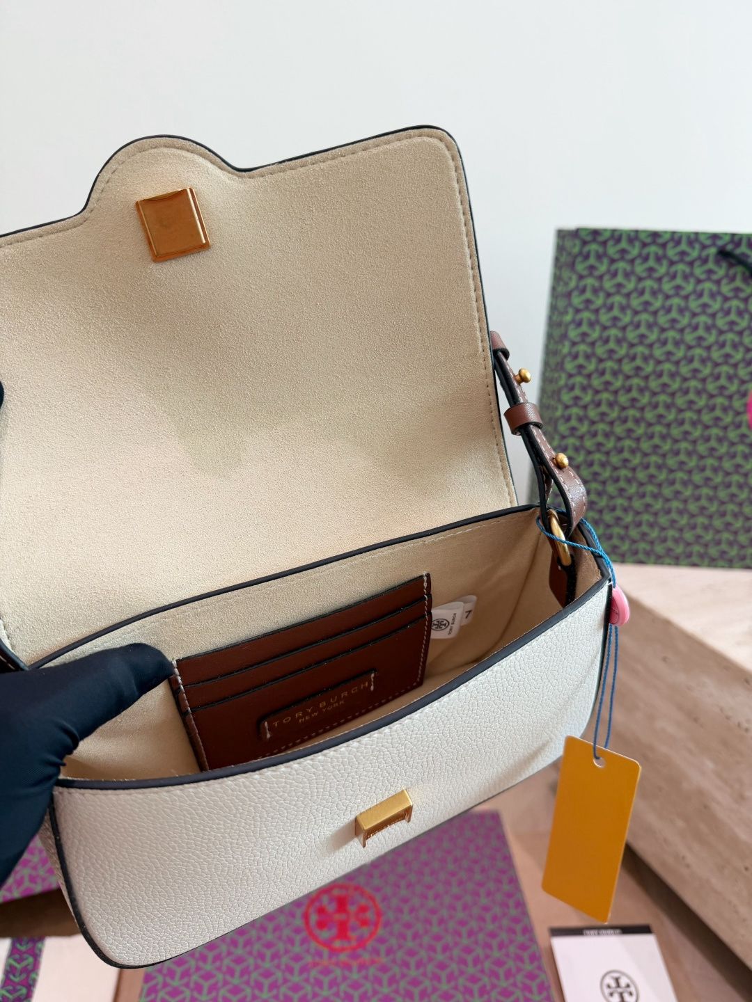 The leather Tory Burch bag is of moderate size Original order, custom made with origin label, imported fabric, super good texture and feel, durable and shiny hardware, non fading, single shoulder crossbody bag, fashionable and versatile, everything looks