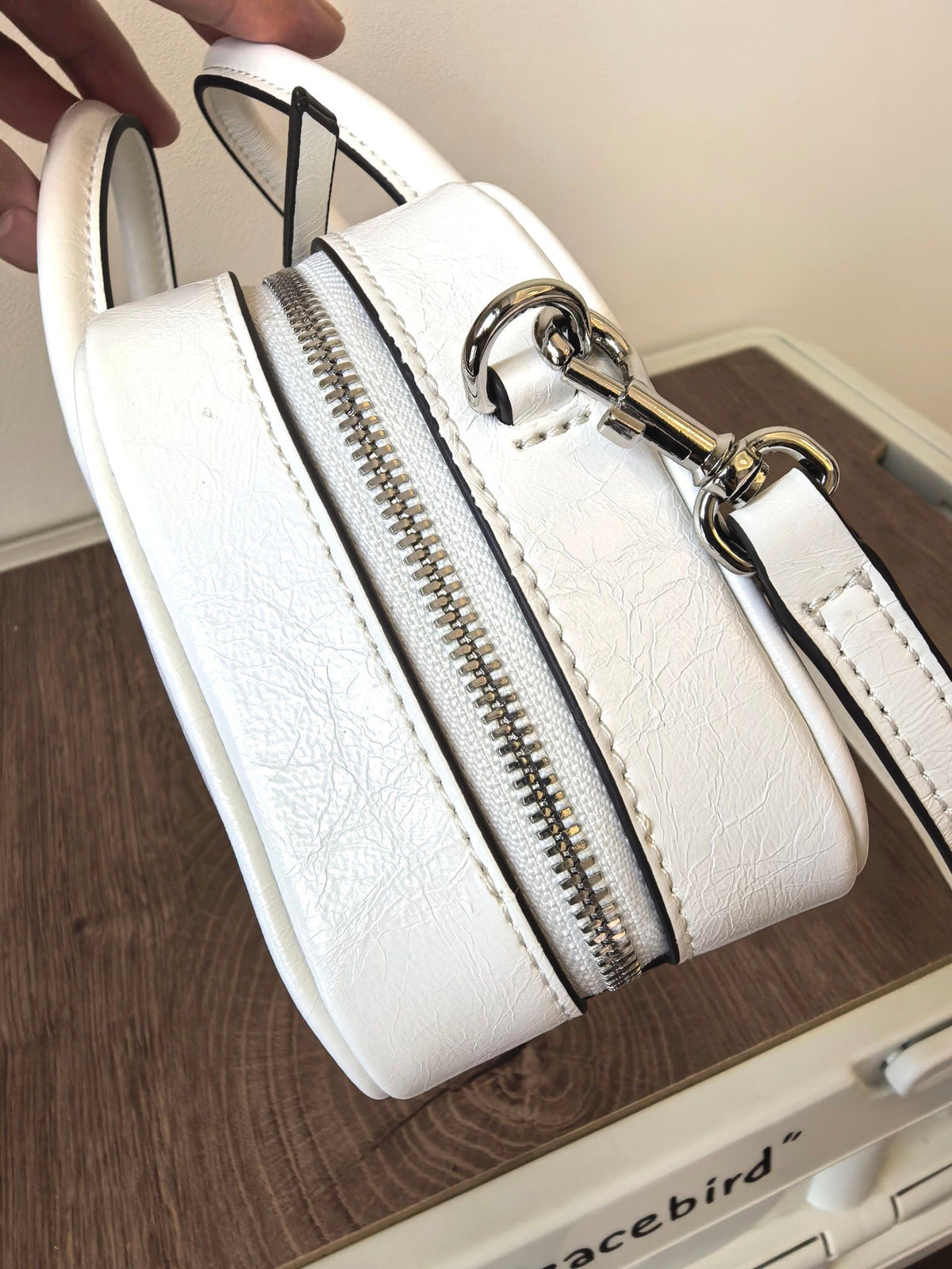 The TORY BURCH ROMY TEXTURED MINI BOX CROSSBODY Mini Bowling Bag Small square bag is versatile, round and shaped, portable, cross body, commuting and dating can carry leather, oil resistant wax cow leather itself is relatively wear-resistant, and it is