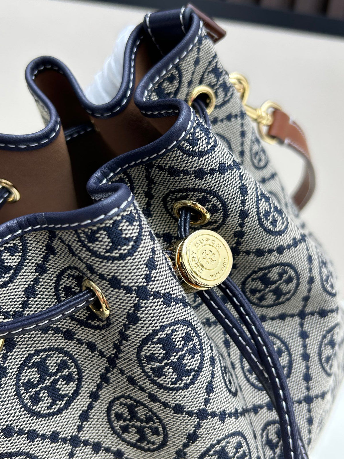 Batch 350 new medium-sized bucket bag TORY BURCH T MONOGRAM vintage jacquard crossbody bucket bag size 17.9x21.2x11.7cm