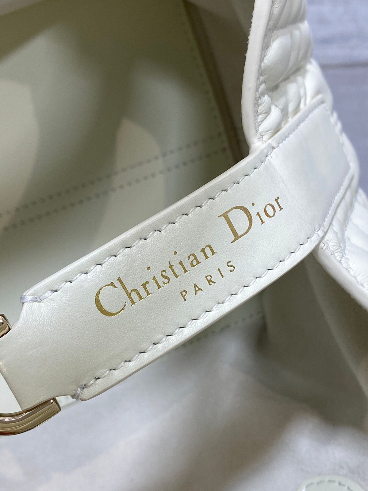 Small white ready-made. Take Toujours for travel. The oversized rhombus design is paired with classic letter accessories. It is very modern and fashionable. The structure of the bag is very soft. The calfskin material is full of high-end feeling. The