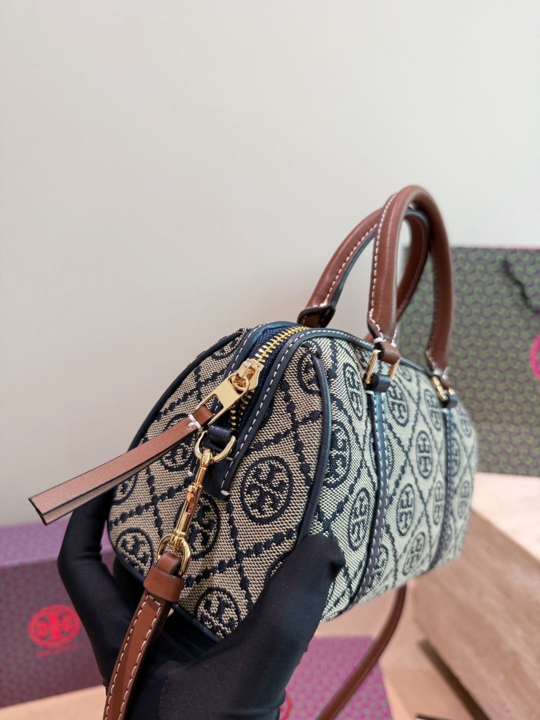 Folding gift box Tory Burch Tory Burch Tb, everyone's long-awaited Boston has finally arrived. It feels more like a small bowling bag and is also one of the hottest bag types this year. Compared with the old version, the contrasting color design is more