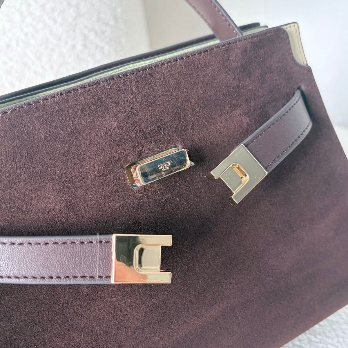 Tory Burch's new product features a dual bag setup, showcasing the elegance of black and rice. Classic black exudes a calm and sophisticated sophistication