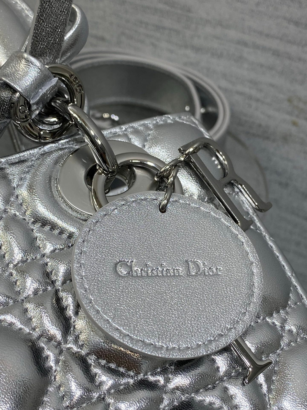 In stock, Lady's latest four-lattice bow Diana bag is carefully made of lambskin. It is a must-have Princess Diana bag for everyone. It is charming, elegant and full of aura. It is also full of femininity when carried cross-body. It has a classic fashion