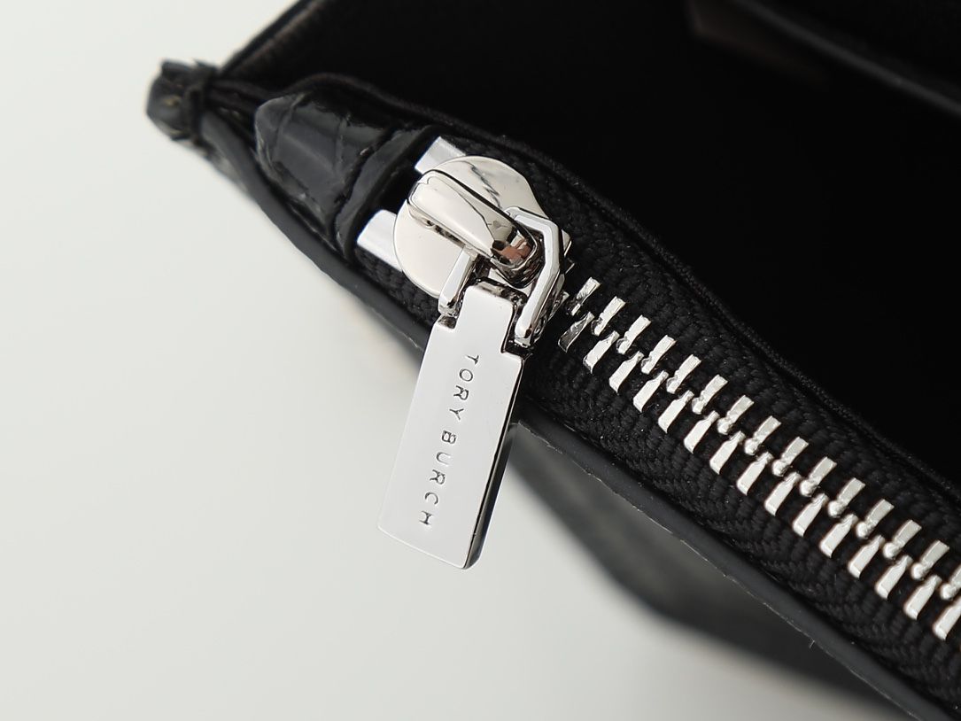 Oil wax leather Tory torch new product mini kira oil wax leather Kira series newly released. This retro texture is matched with a new chain handle, exquisite and fashionable black silver color scheme, classic and versatile, especially high-end