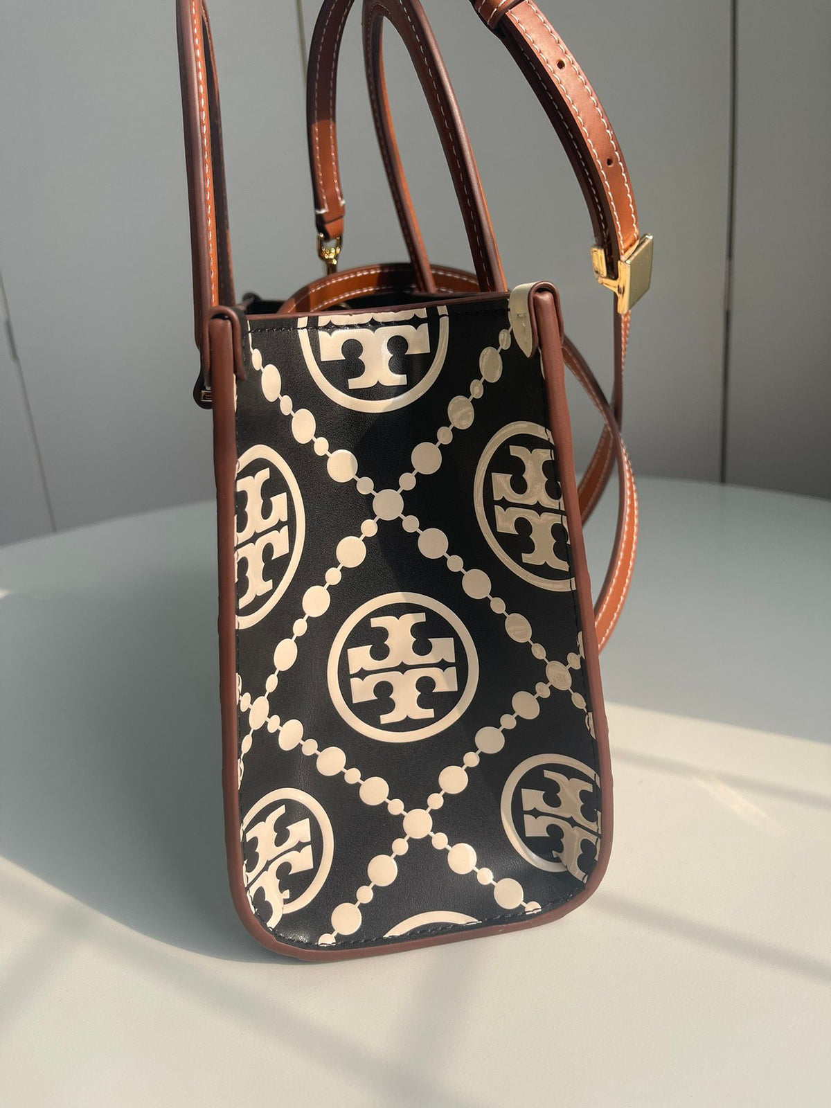 Number Y020 Black and White Collar Classic T Monogram Pattern with Embossed Leather Charm and Unique Style T Monogram Handheld Tote Bag with Detachable Cross Shoulder Strap and Soft and Delicate Suede Leather for Convenient and Orderly Storage. Each detai