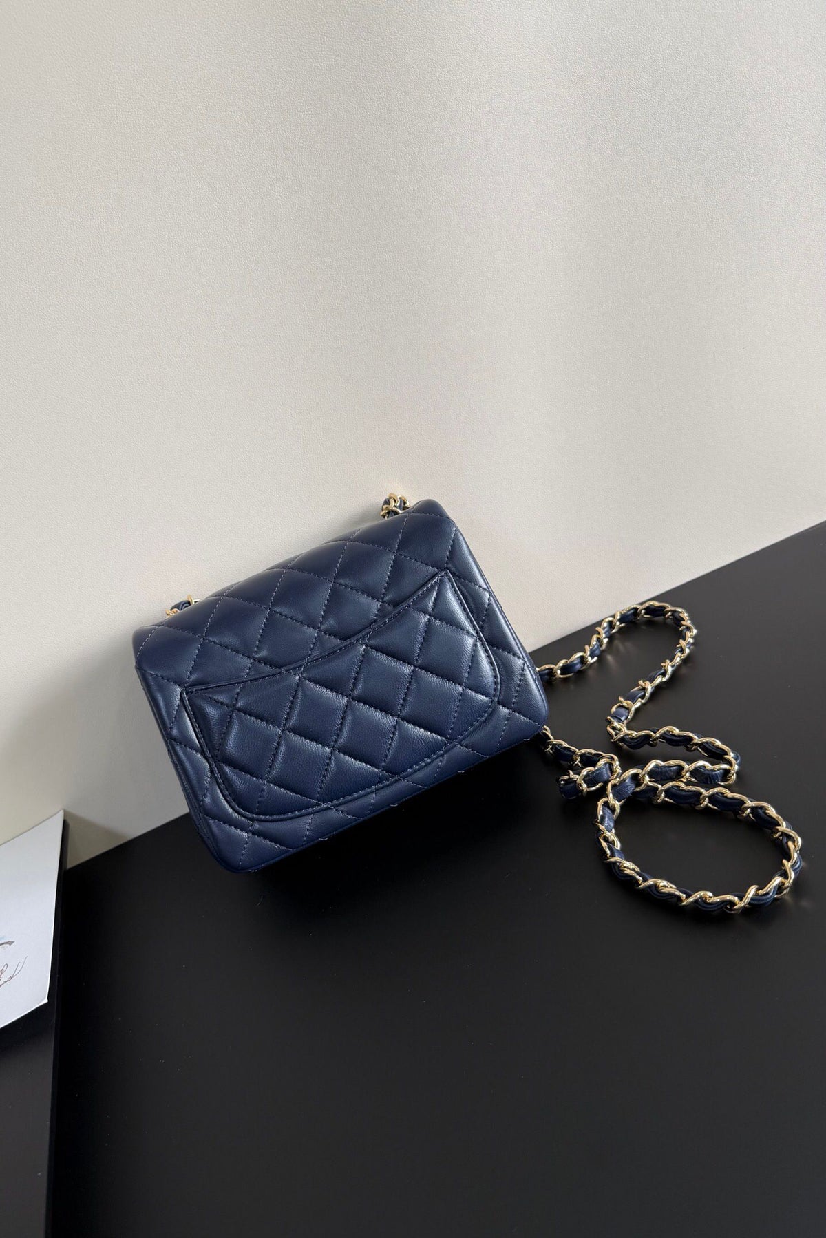 Dark blue Classic Flap classic Cf square fat boy is back in stock. It is exquisite and durable. It is a timeless style that can be matched with anything.