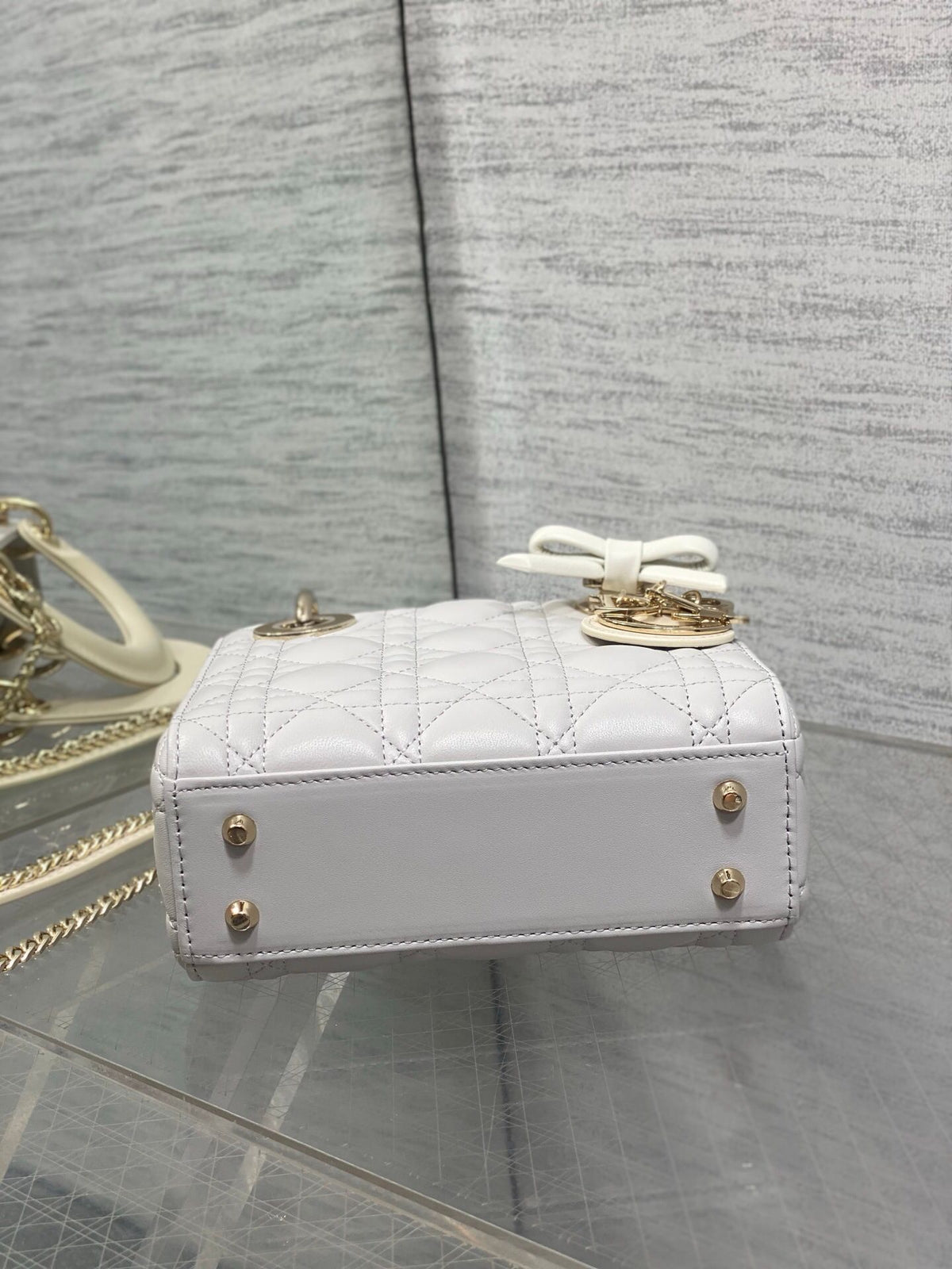 Classic Lady's latest bow-tie Princess Diana bag. A must-have three-compartment bag for everyone. Charming, elegant and full of aura. It is also full of femininity when carried cross-body. Classic fashion style. This beautiful bag is available on Instagra