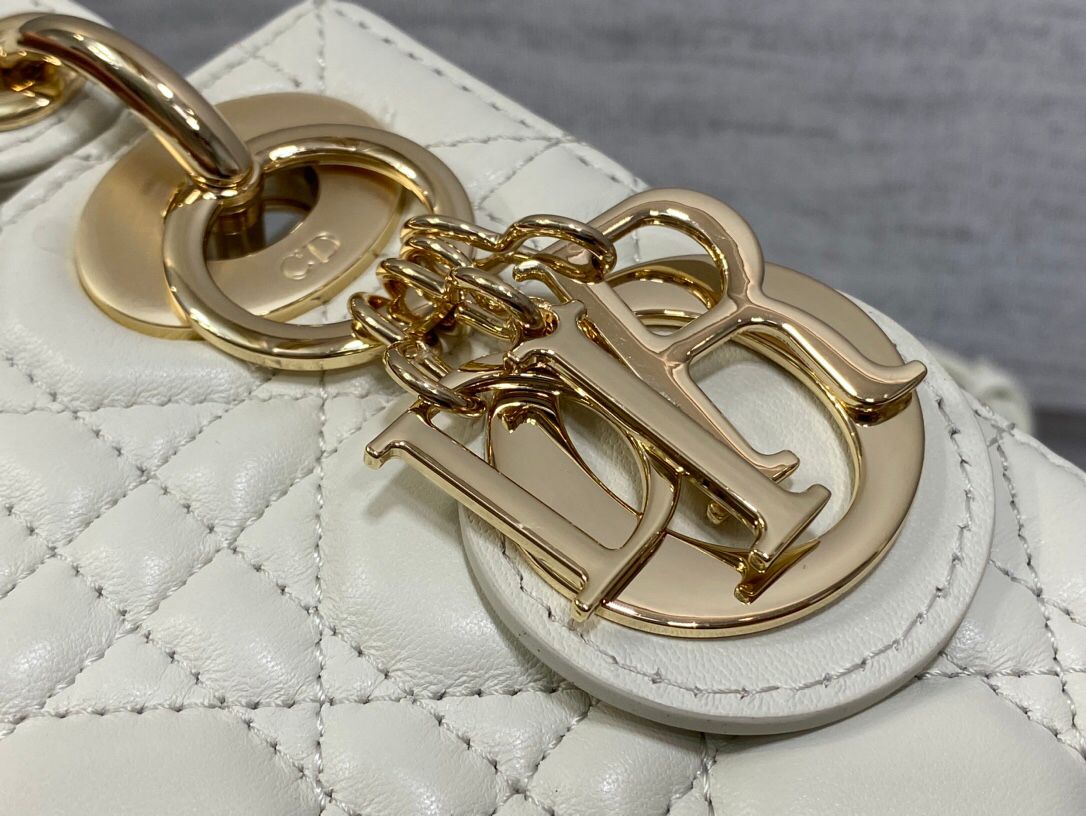 White ready-made Classic Lady bag. A must-have three-compartment bag for everyone. Charming, elegant and full of aura. It is also full of femininity when carried cross-body. Classic fashion style. This beautiful bag is available on Instagram and many