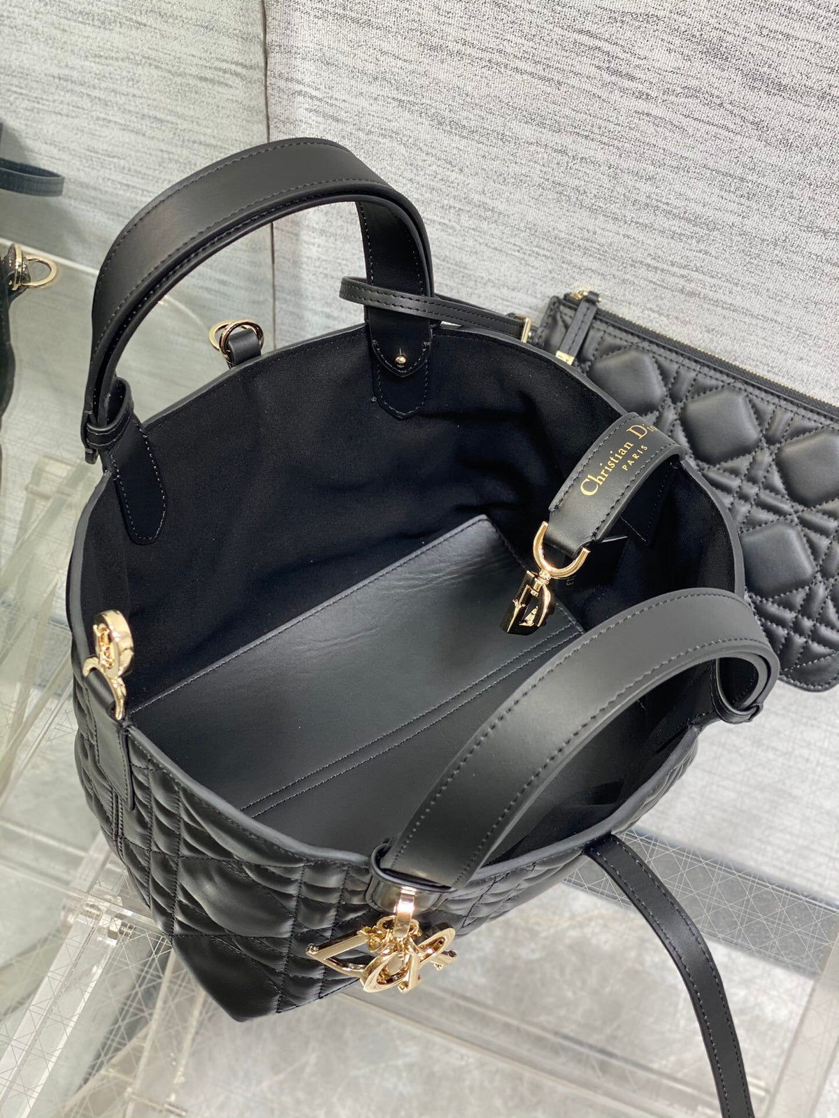 The small black size is in stock. Take Toujours with you when traveling. The oversized rhombus design is matched with classic letter accessories. It is very modern and fashionable. The structure of the bag is very soft. The calfskin material is full of