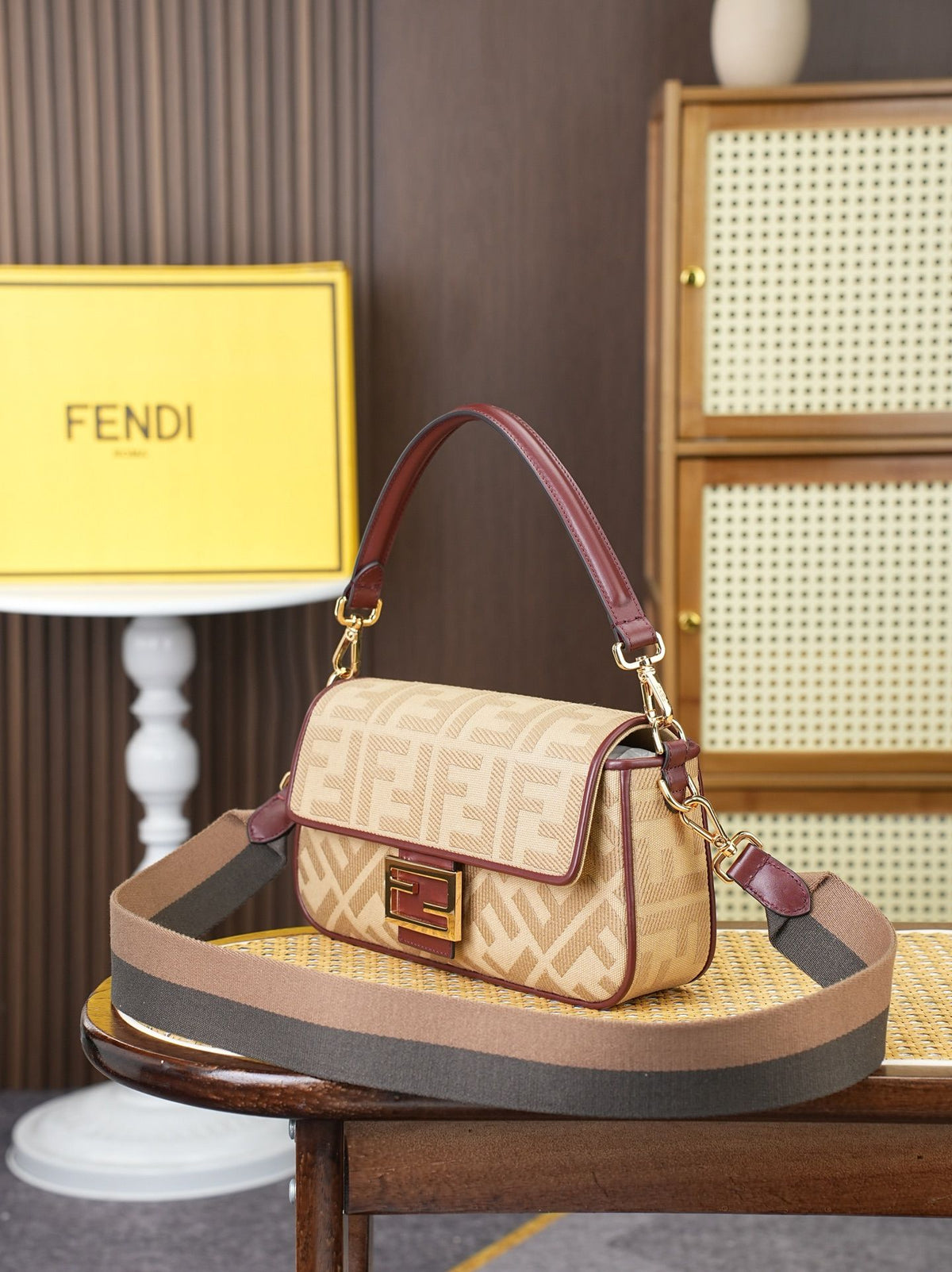 Model 18004, size 266.513.5 cm, top of the line original FENDI hot classic Baguette material is made of canvas with advanced craftsmanship to create a whole bag. Double FF three-dimensional embroidery texture is invincible, equipped with detachable and