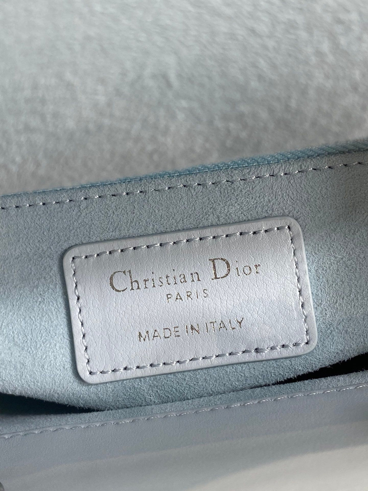Glacier blue ready-made Classic Lady three-compartment bow bag. A must-have three-compartment small bag for everyone. Charming, elegant and full of aura. It is also full of femininity when carried cross-body. Classic fashion style. This beautiful bag is