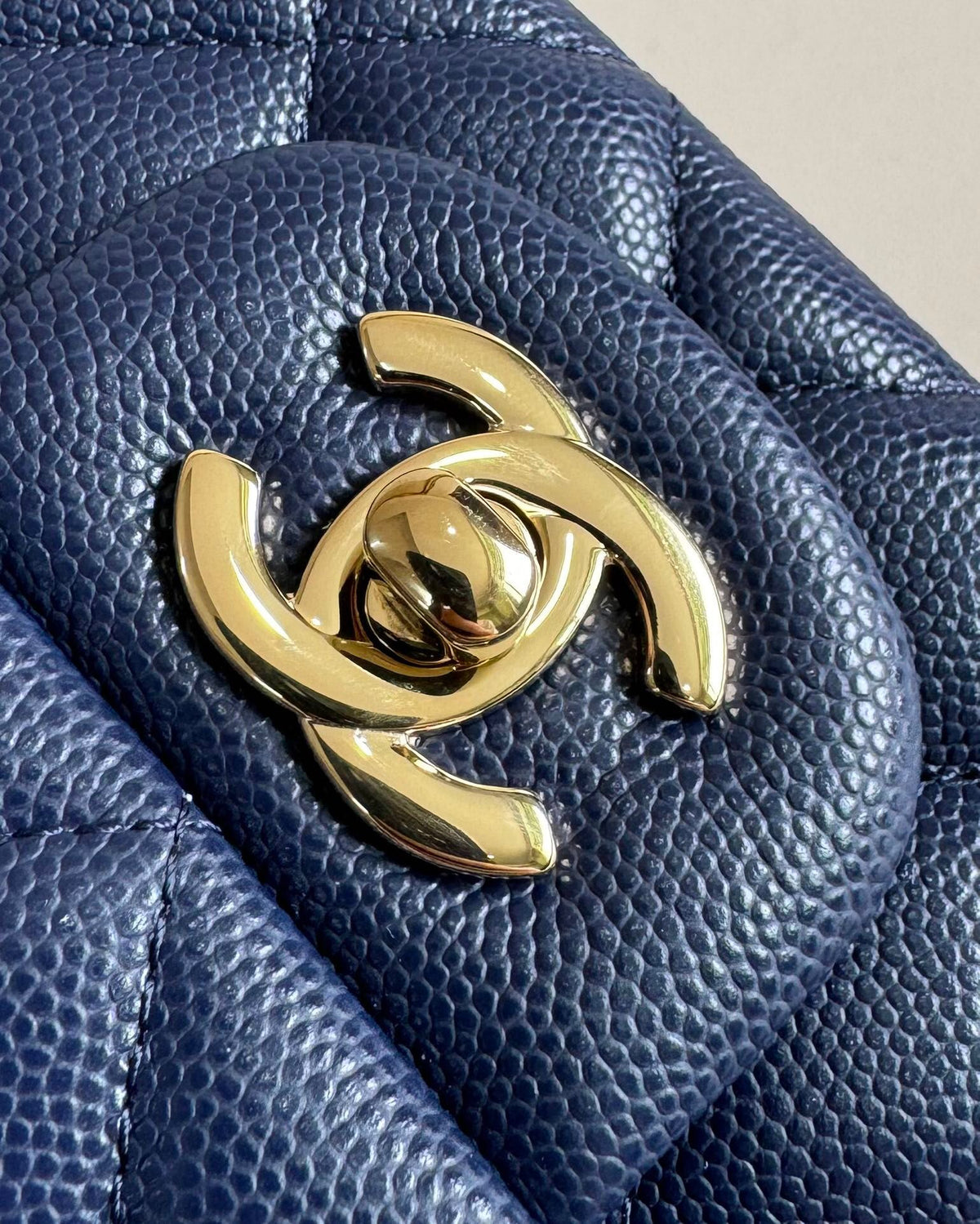 CF upgraded version of 116 Caviar "Classic Flap" classic flap bag. Customized calfskin from imported channels with fine ball grain. First-class calfskin caviar with both graininess, gloss and softness. Classic rhombus design and leather-pierced metal