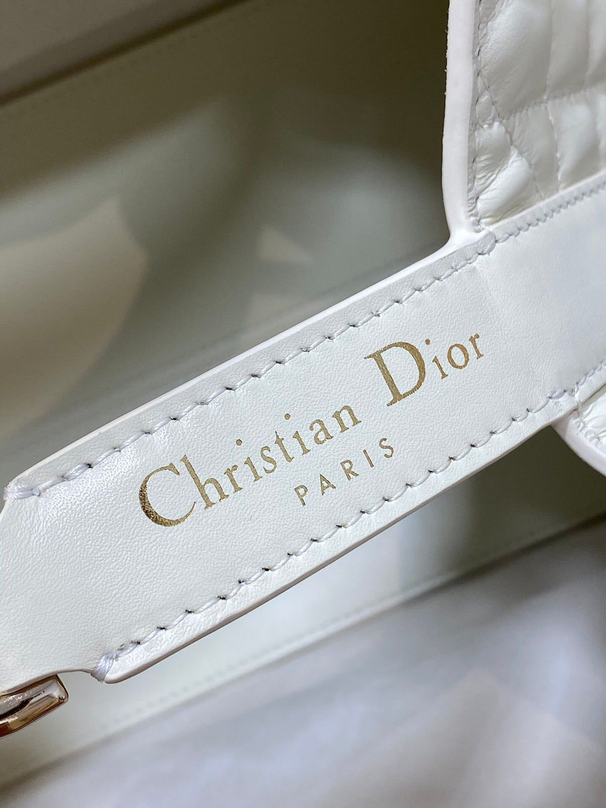 Medium white ready to go with Toujours for travel. Oversized rhombus design with classic letter accessories. Full of modern fashion. The structure of the bag is very soft. The calfskin material is full of high-end feel. The unique buckle can be folded