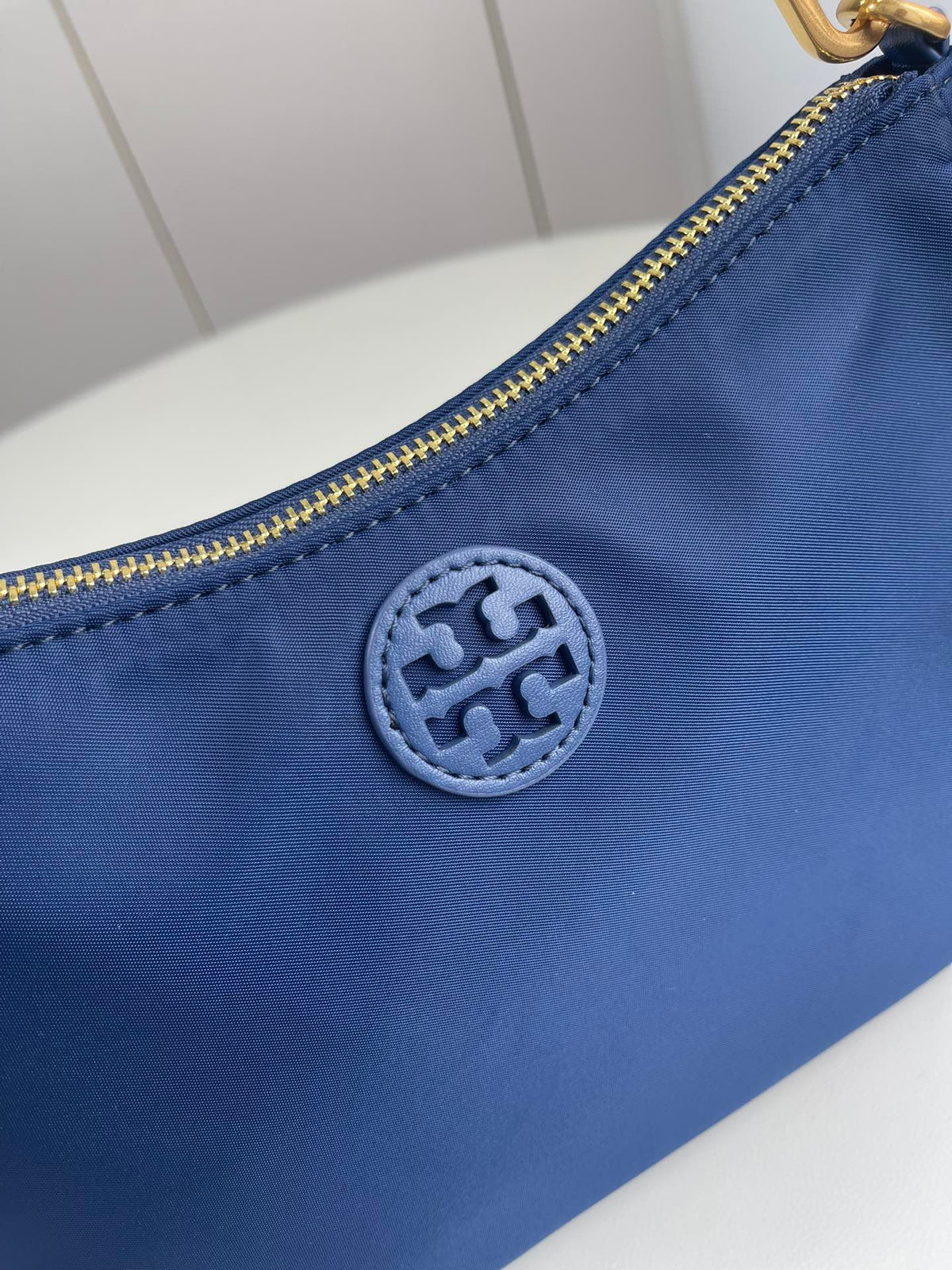 Number H042: New Torybunch Nylon Stray Bag, a super popular crossbody bag that looks perfect at a glance. The same Prada style TB new webminlhobo crossbody bag is made of waterproof nylon material, with a super lightweight body and wide shoulder straps