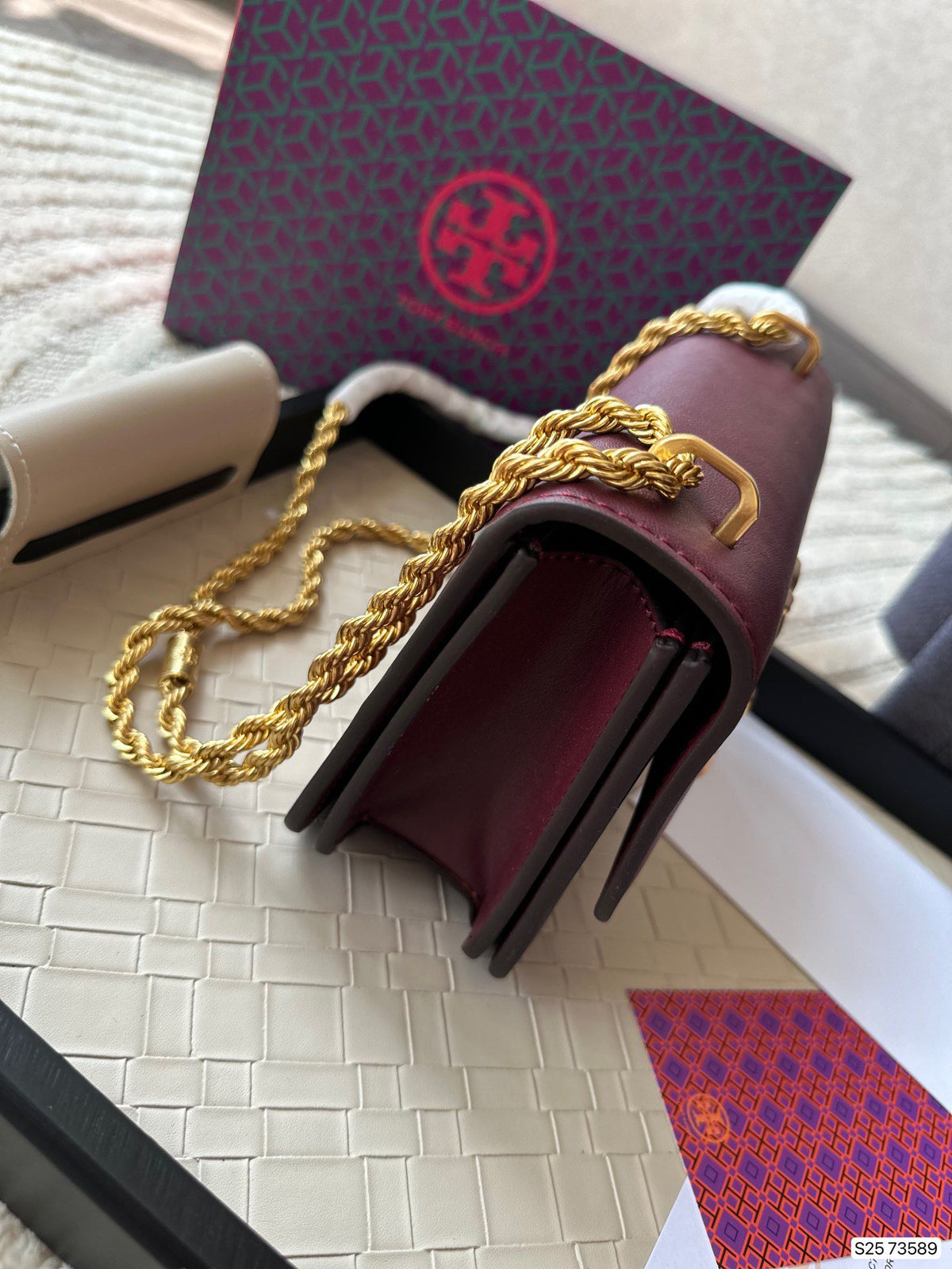 Gift box packaging Toryburch small gold bricks Toryburch really loves this metallic texture