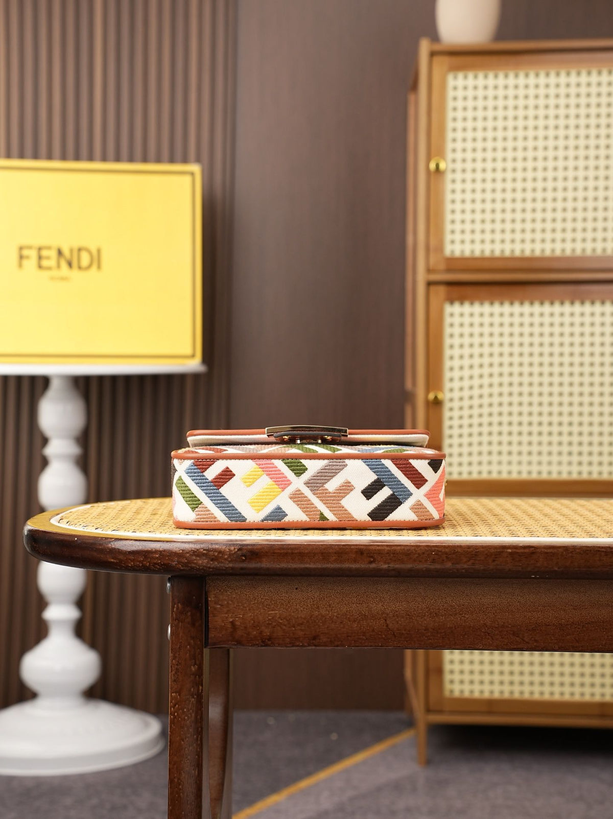 Model 6004, small size 20cm, FENDI's popular classic Baguette, crafted from high-quality canvas material, features double FF three-dimensional embroidery throughout the entire bag, creating an unparalleled texture. It comes with a detachable shoulder