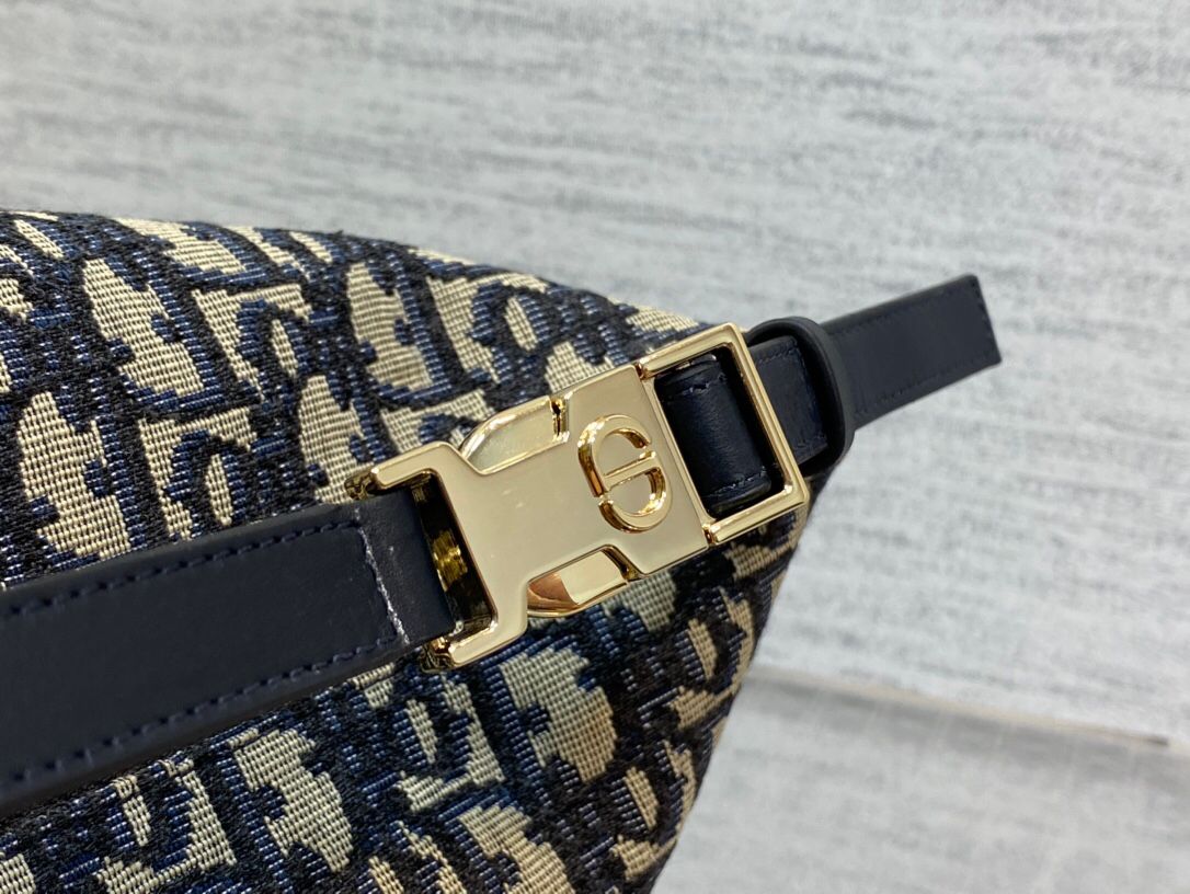 Medium size in stock, 2022 latest lunch box bag, I have to recommend it, a hot model for brick cabinets, same diamond pattern, classic old flower embroidery, iconic letters, very light for personal use, and has a good capacity. It can not only be cute