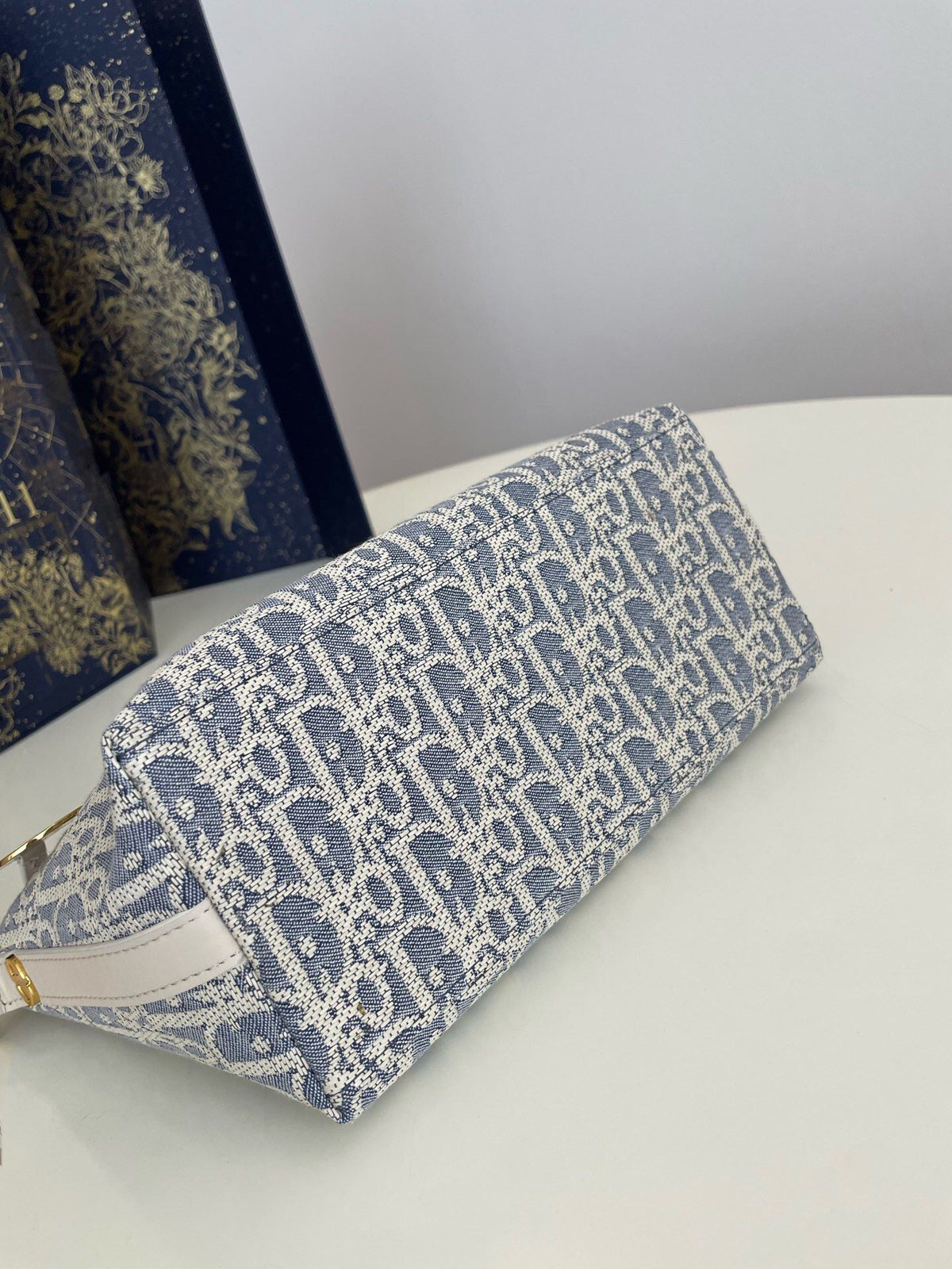 Lunch box bag in stock. Hobo star raffia series. It feels so summery. The sky blue fabric is paired with milky white calfskin. The light color looks fresh and healing. The bag shape design is practical. It is equipped with an adjustable long shoulder